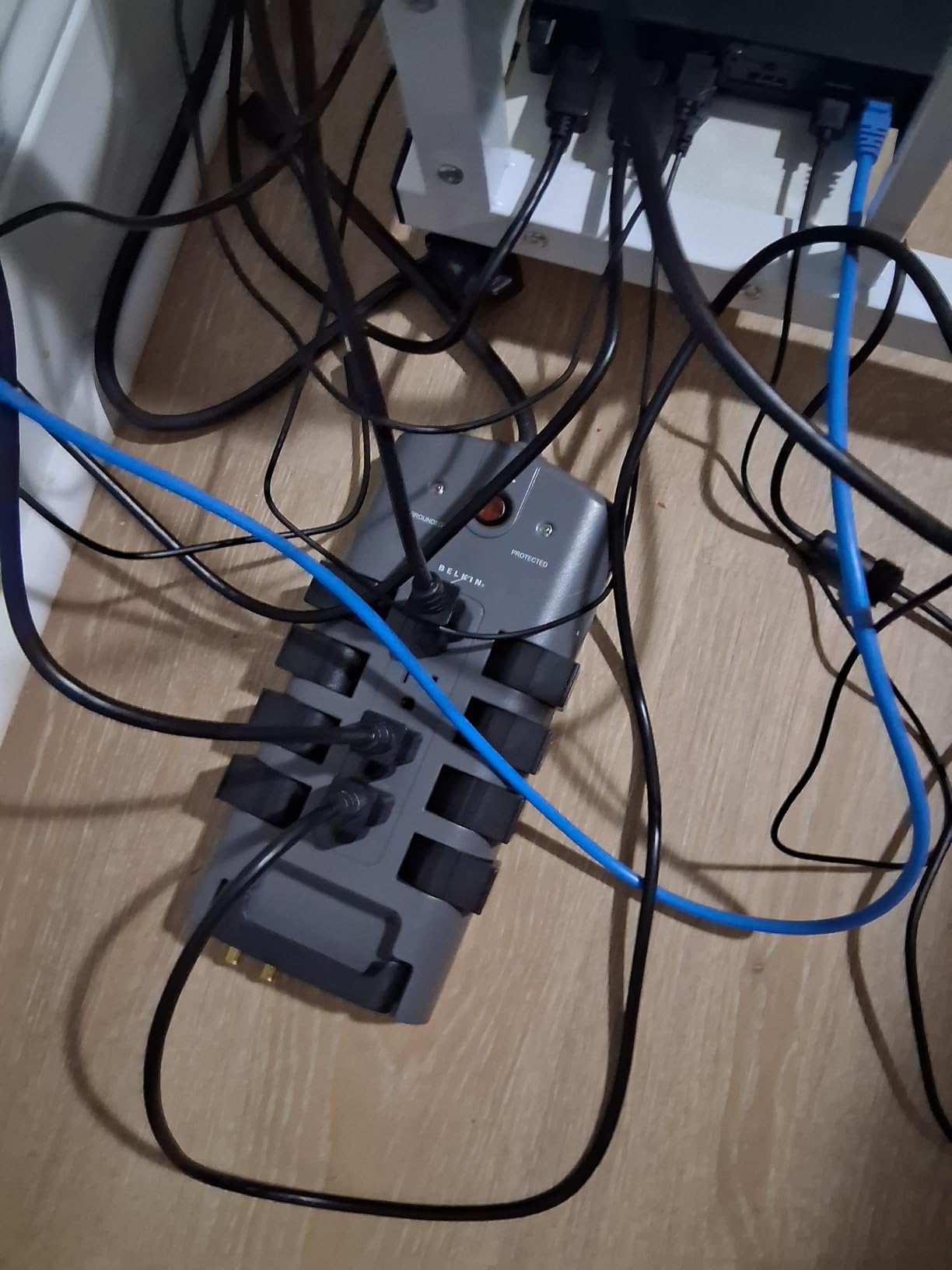 Belkin Surge Protector Power Strip w/ 8 Rotating & 4 Standard Outlets - 8ft Sturdy Extension Cord w/ Flat Pivot Plug for Home, Office, Travel, Desktop & Charging Brick - 4320 Joules of Protection customer photo 2