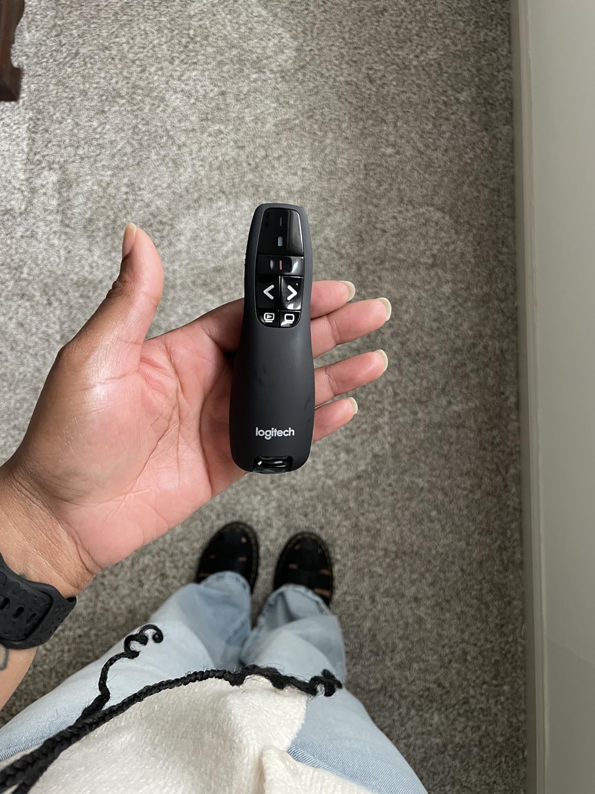 Logitech Wireless Presenter R800, PowerPoint Clicker with Green Laser Pointer, Wireless Presentation Clicker Remote customer photo 2
