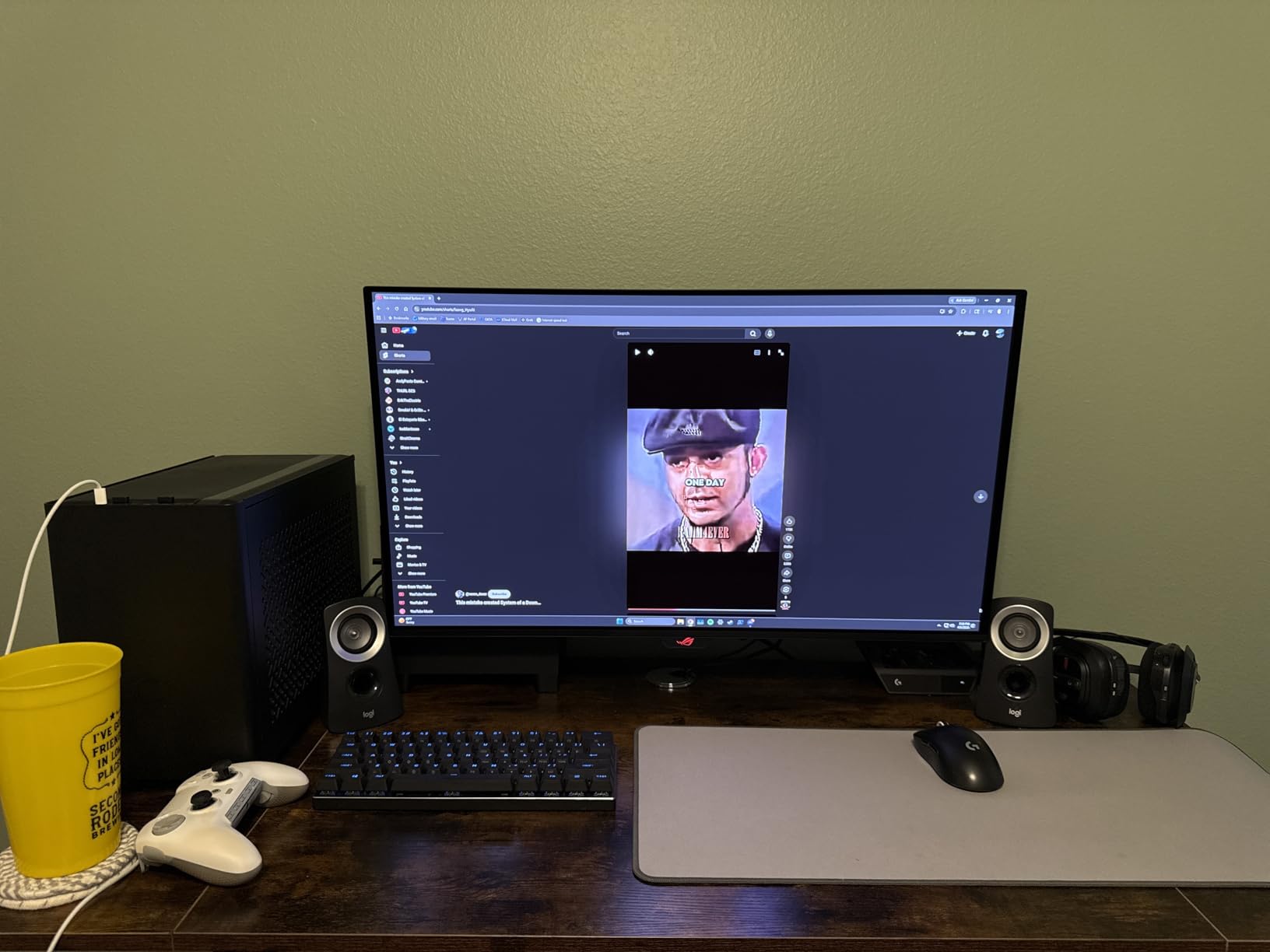 Logitech Z313 2.1 Multimedia Speaker System with Subwoofer, Full Range Audio, 50 Watts Peak Power, Strong Bass, 3.5mm Audio Inputs, PC/PS4/Xbox/TV/Smartphone/Tablet/Music Player - Black customer photo 1