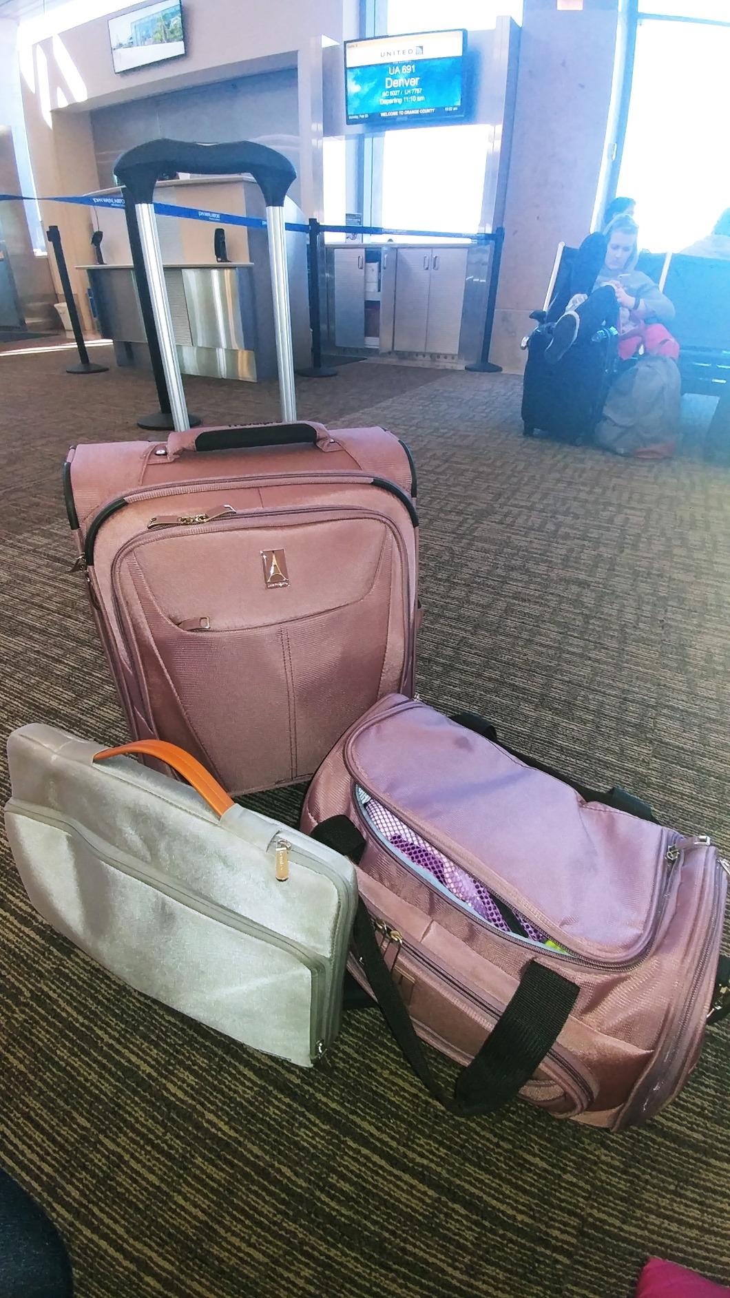 Maxlite 5 Softside Expandable Luggage with 4 Spinner Wheels, Lightweight Suitcase, Men and Women, Black, Carry-on 21-Inch customer photo 1