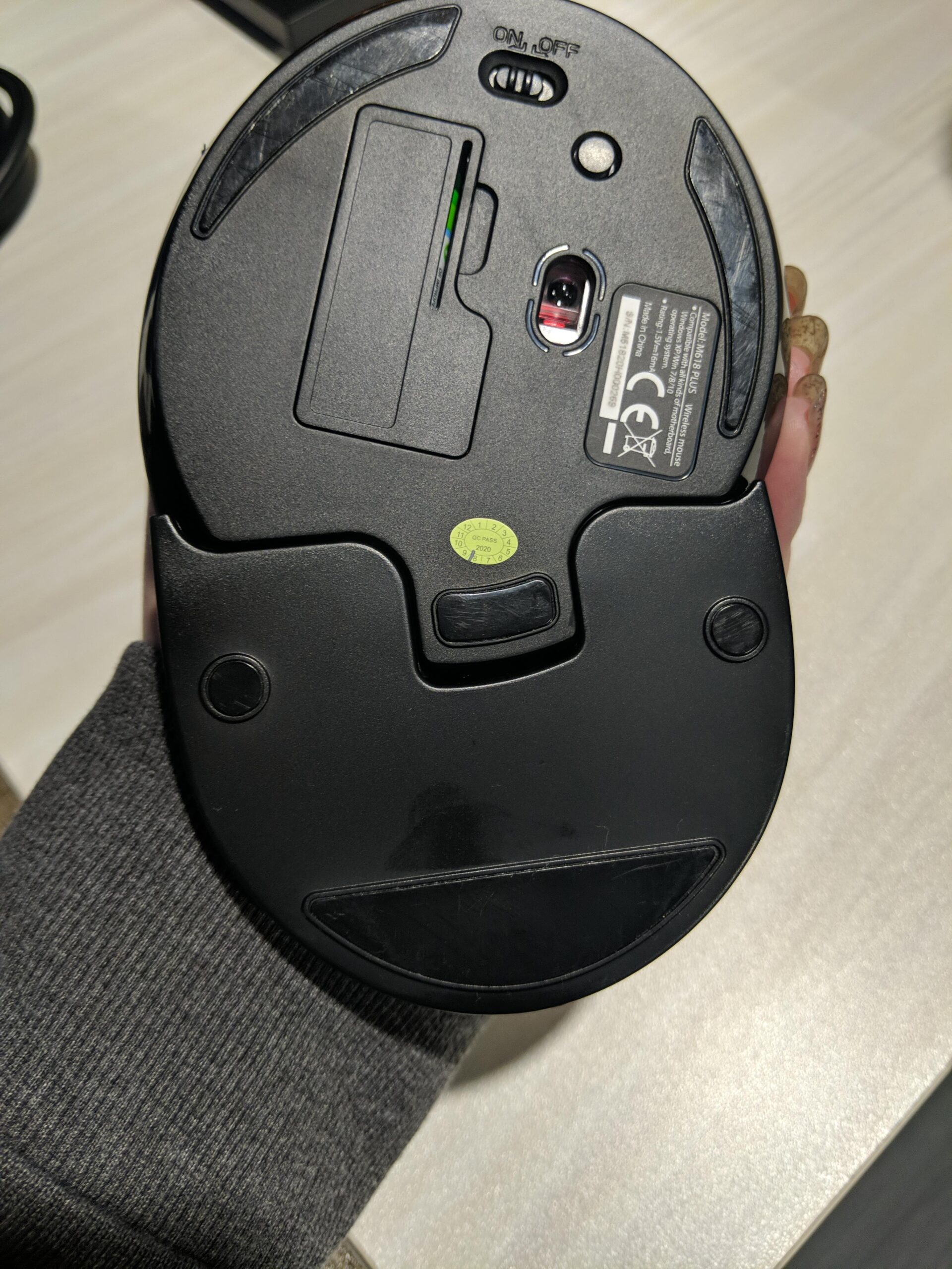 DELUX Ergonomic Vertical Mouse, Wireless Ergo Mouse for Large Hands, 2.4G Connection, Silent Clicks, Up to 1600 DPI, 6 Buttons, Removable Wrist Rest, Compatible with Laptop/PC (M618Plus Wireless-Black) customer photo 2