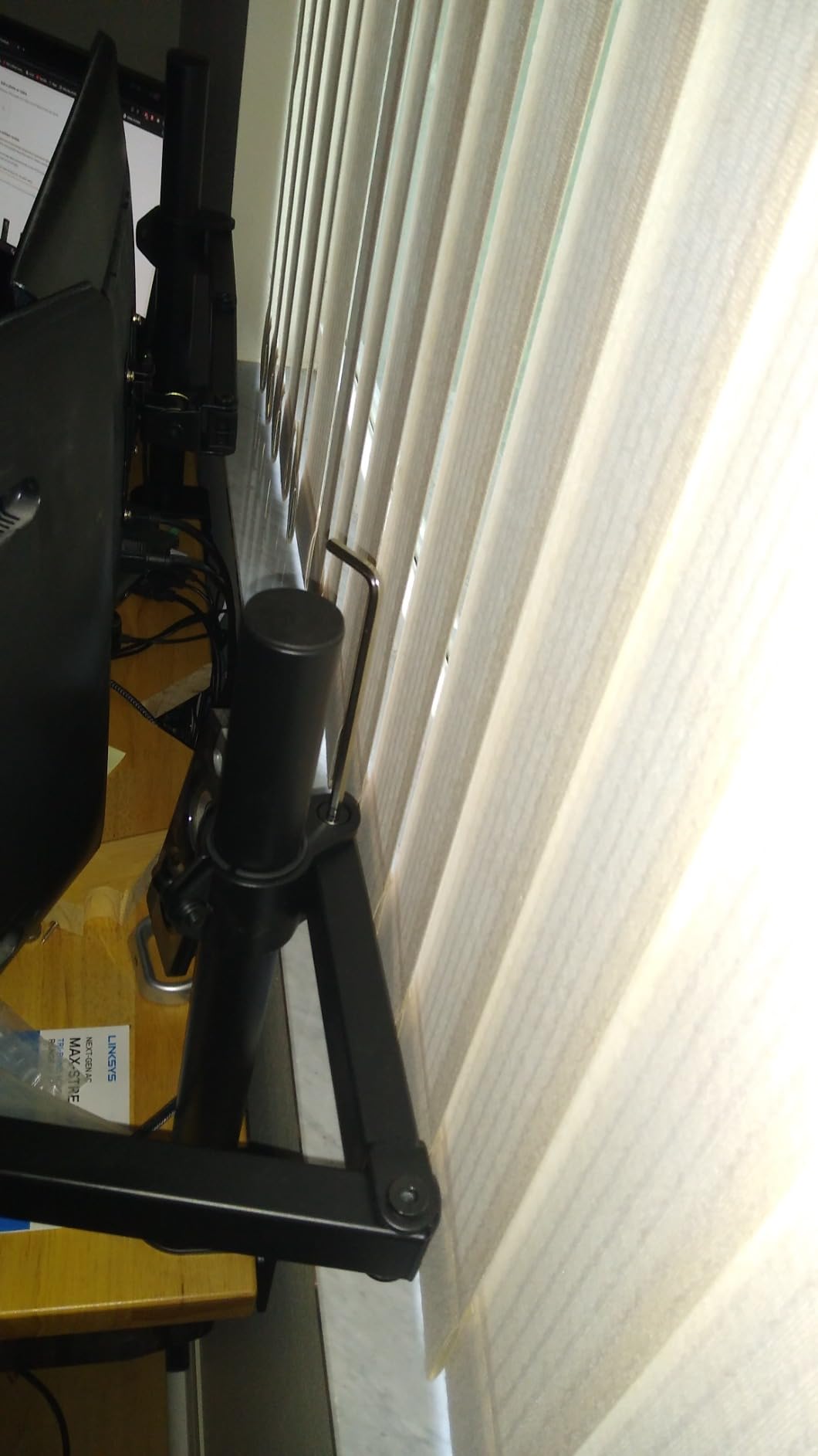 WALI Triple Monitor Mount, 3 Monitor Desk Mount for 13-27 inch Computer Screens, Holds up to 22 lbs, Triple Monitors Stand for Desk, with Tilt, Swivel, Rotation, VESA 75/100mm (M003S), Black customer photo 1