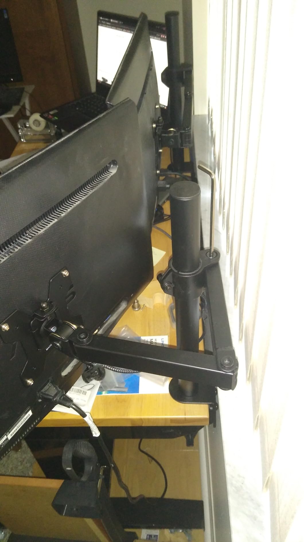 WALI Triple Monitor Mount, 3 Monitor Desk Mount for 13-27 inch Computer Screens, Holds up to 22 lbs, Triple Monitors Stand for Desk, with Tilt, Swivel, Rotation, VESA 75/100mm (M003S), Black customer photo 2