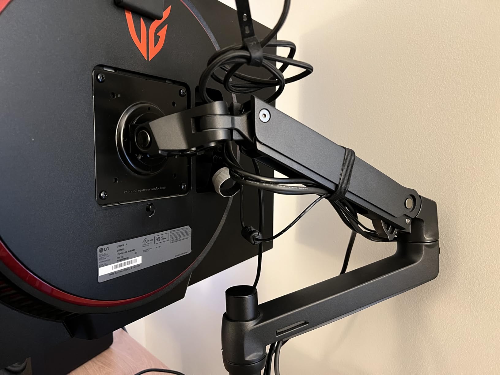Ergotron LX Monitor Arm, Single Monitor Desk Mount, fits Flat Curved Ultrawide Computer Monitors up to 34 Inches, 7 to 25 lbs, VESA 75x75mm or 100x100mm, Matte Black customer photo 1
