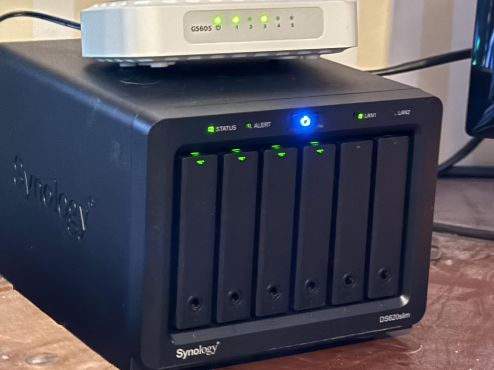 Synology 6 bay 2.5 inch NAS DS620slim (Diskless) customer photo 1
