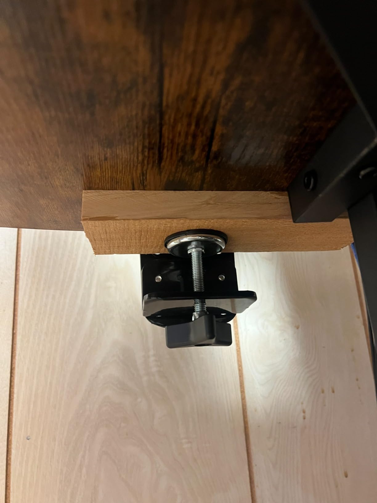 HUANUO Single Monitor Arm for 13-49 inch Screens, Ultrawide Computer Monitor Mount Holds 26.48 lbs, Upgraded Adjustable Stand with USB, C-Clamp & Grommet Base, VESA 75x75 or 100x100mm customer photo 2