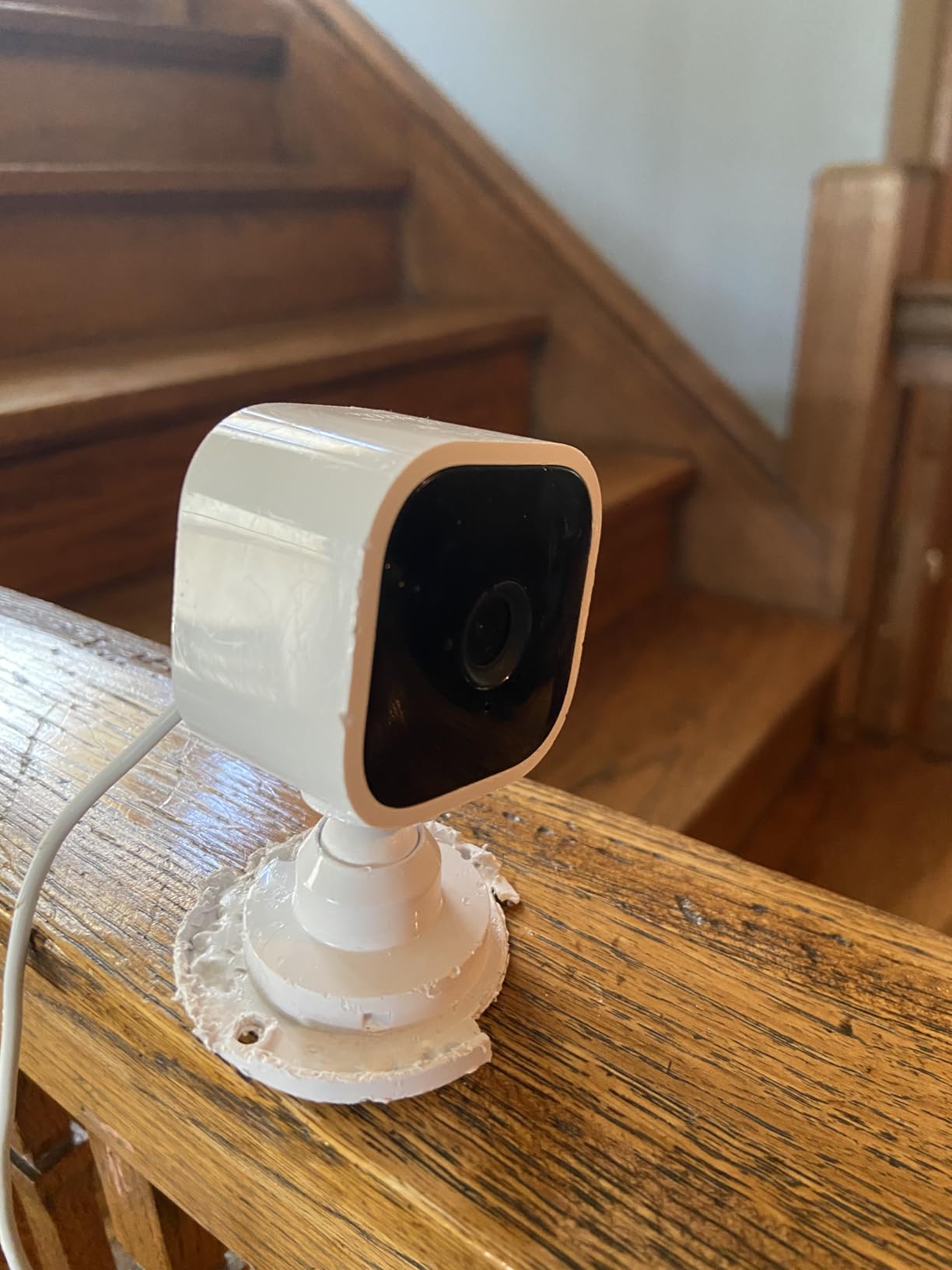 Blink Mini - Compact indoor plug-in smart security camera, 1080p HD video, night vision, motion detection, two-way audio, easy set up, Works with Alexa - 1 camera (White) customer photo 1