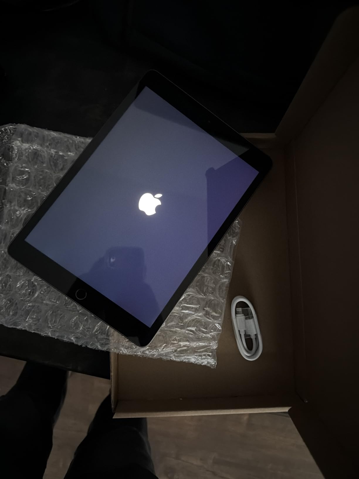 Apple 2019 iPad 7th Gen (10.2-inch, Wi-Fi, 32GB) Silver (Renewed) customer photo 2