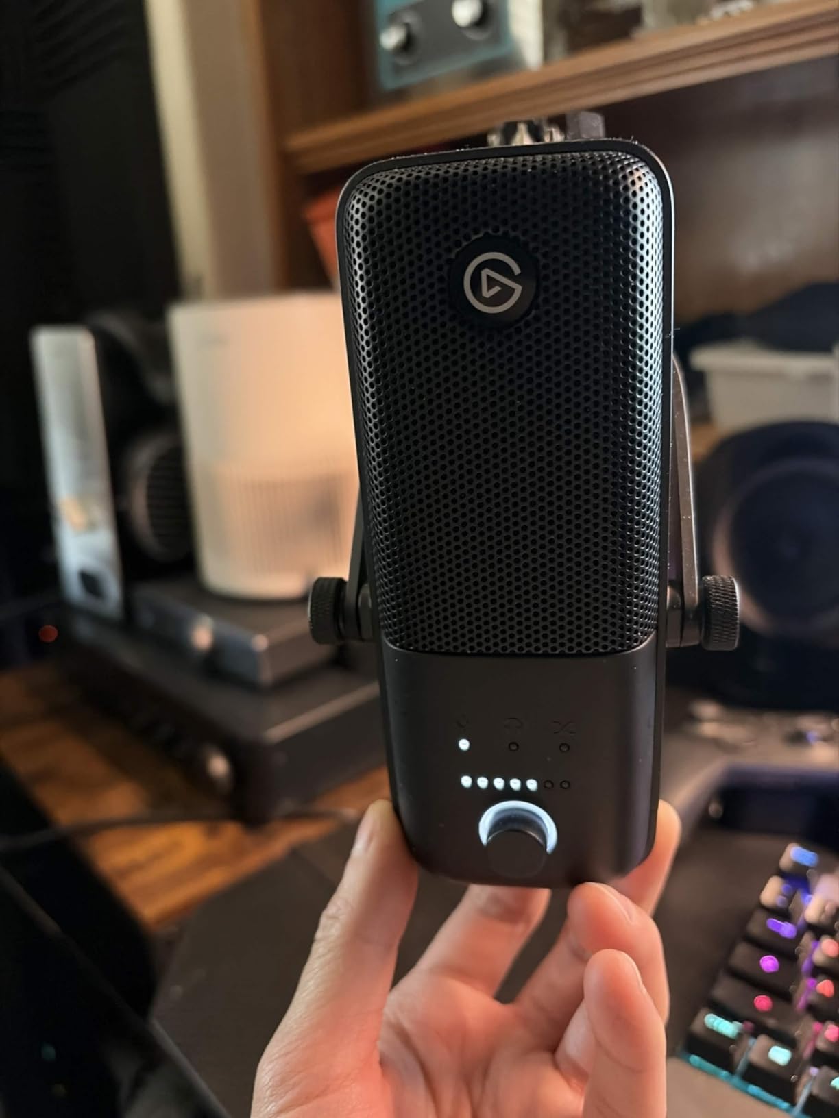 Elgato Wave:3 - Premium Studio Quality USB Condenser Microphone for Streaming, Podcast, Gaming and Home Office, Free Mixer Software, Sound Effect Plugins, Anti-Distortion, Plug 'n Play, for Mac, PC customer photo 1