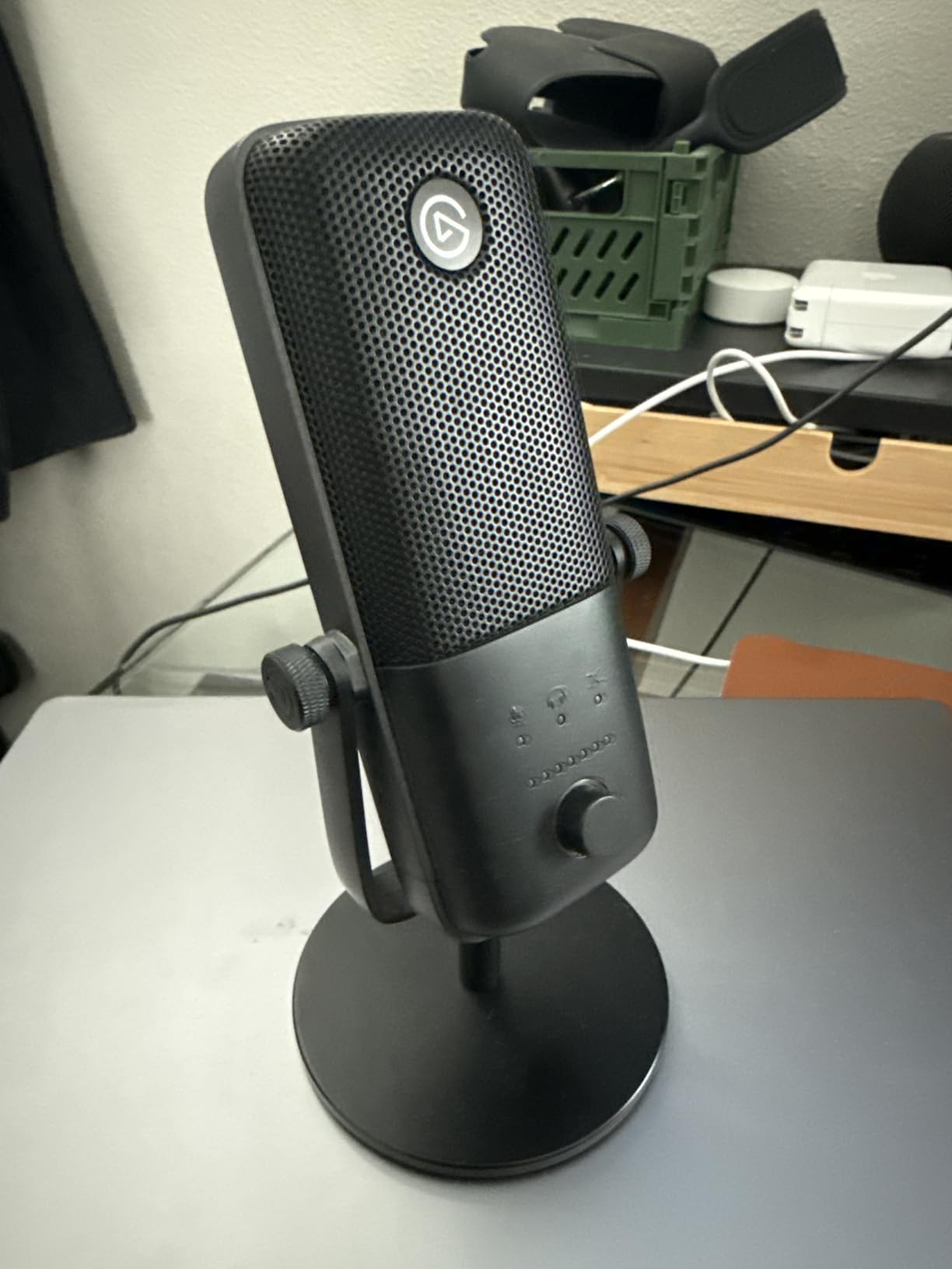 Elgato Wave:3 - Premium Studio Quality USB Condenser Microphone for Streaming, Podcast, Gaming and Home Office, Free Mixer Software, Sound Effect Plugins, Anti-Distortion, Plug 'n Play, for Mac, PC customer photo 2