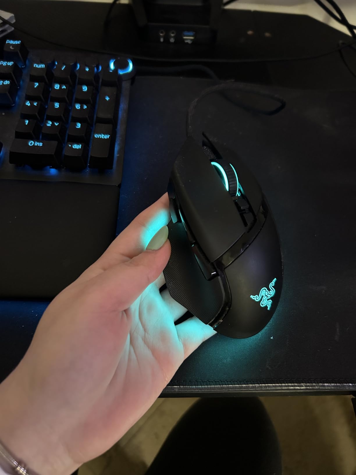 Razer Basilisk V3 Customizable Ergonomic Gaming Mouse: Fastest Gaming Mouse Switch - Chroma RGB Lighting - 26K DPI Optical Sensor - 11 Programmable Buttons - HyperScroll Tilt Wheel - Classic Black customer photo 2