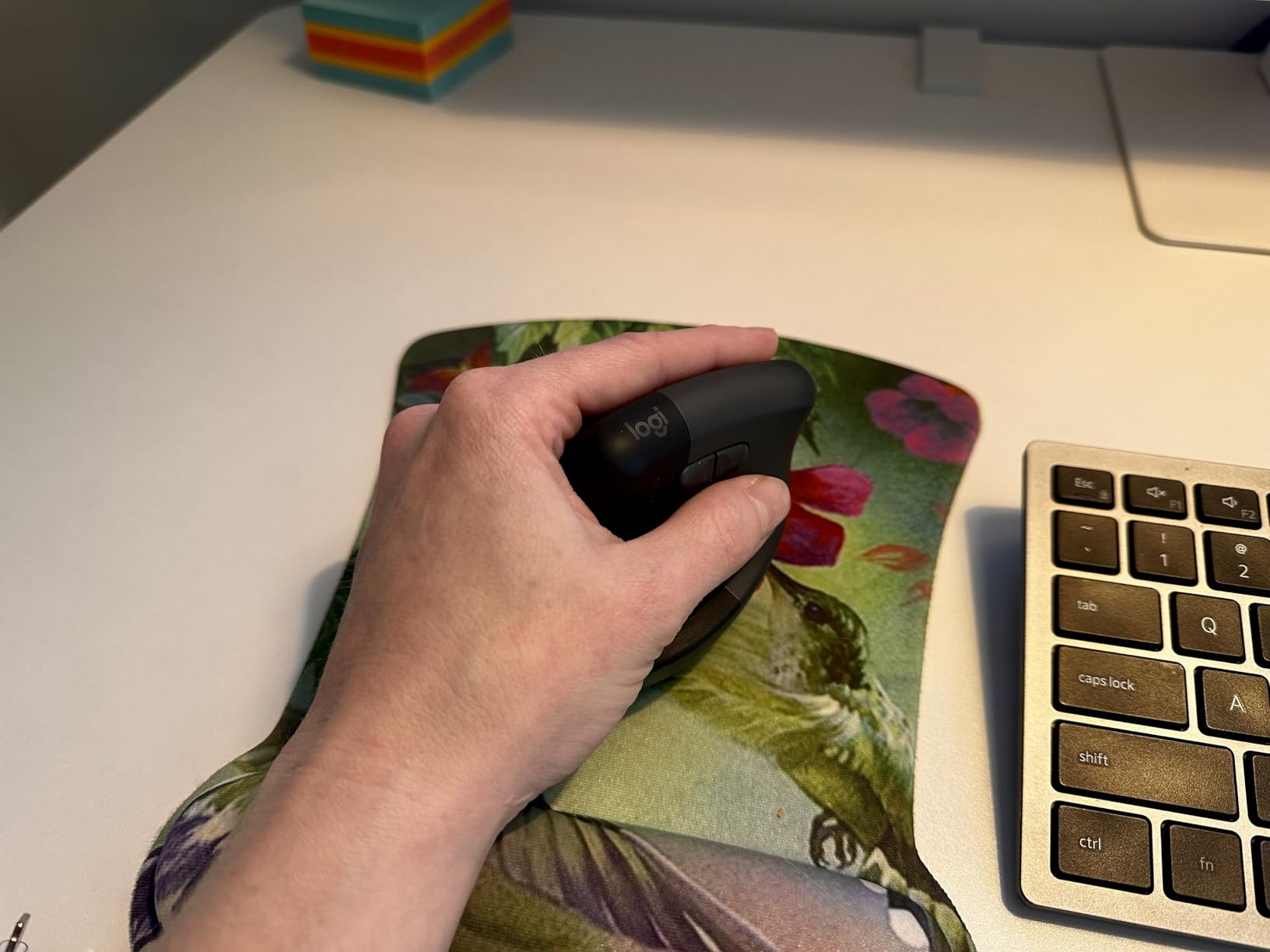 Logitech Lift Vertical Ergonomic Mouse, Wireless, Bluetooth or Logi Bolt USB Receiver, Quiet clicks, 4 Buttons, Compatible with Windows/macOS/iPadOS, Laptop, PC - Graphite customer photo 1