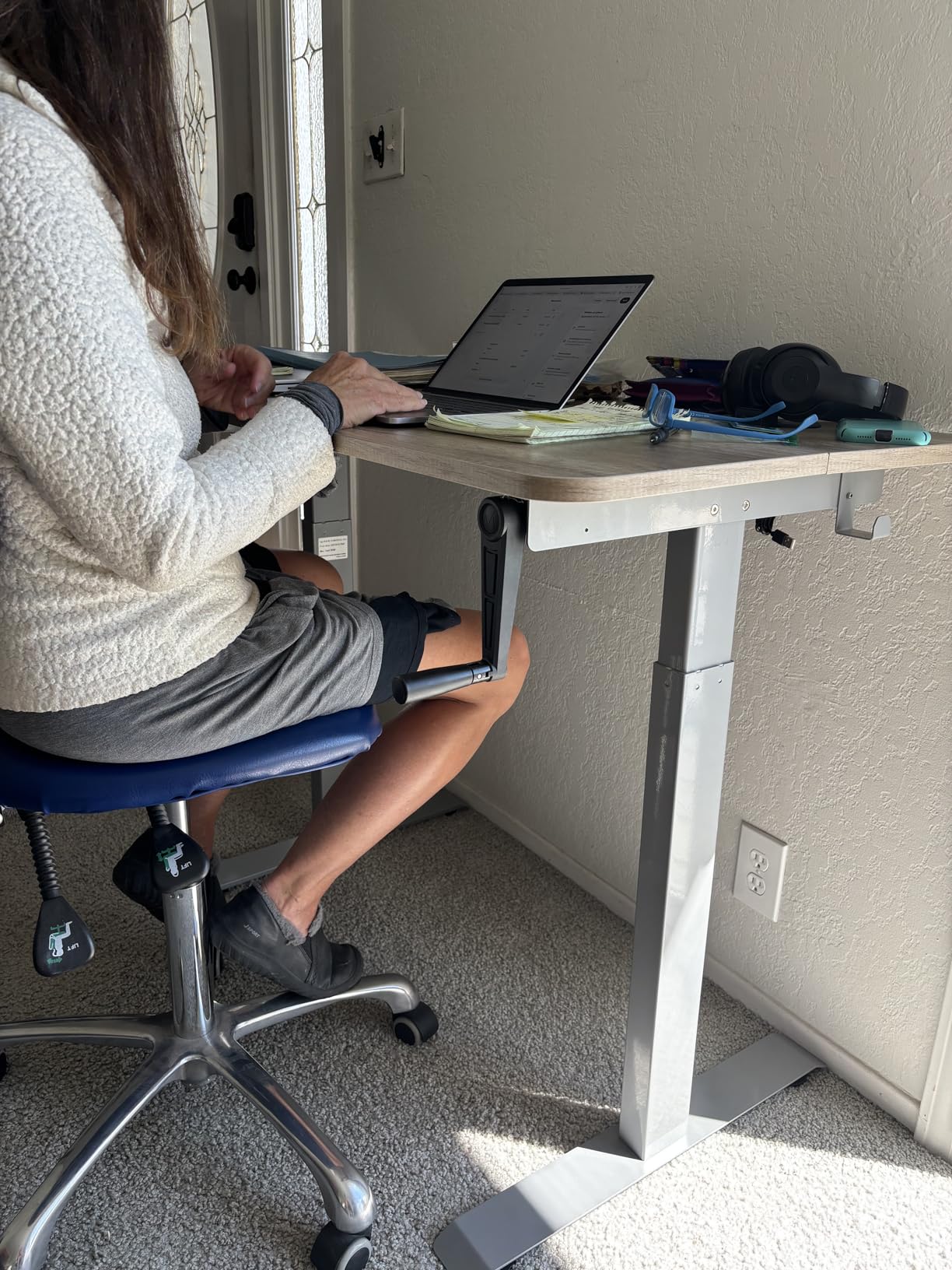 UNICOO Crank Adjustable Height Standing Desk, Game Table, Home Office Table, Computer Desk with USB and Wireless Charger (NTCSET-01-White - M2) customer photo 1