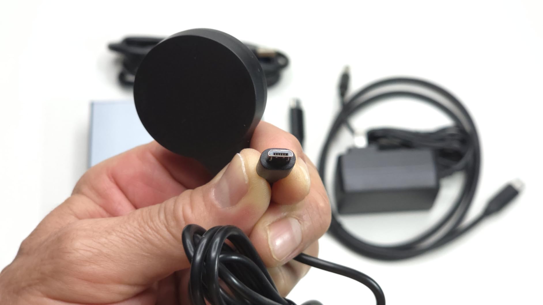 Dual Monitor KVM Switch HDMI 2 Port 4K@60Hz,MLEEDA USB HDMI Extended Display Switcher for 2 Computers Share 2 Monitors and 4 USB 2.0 Hub,Desktop Controller and USB HDMI Cables Included customer photo 1