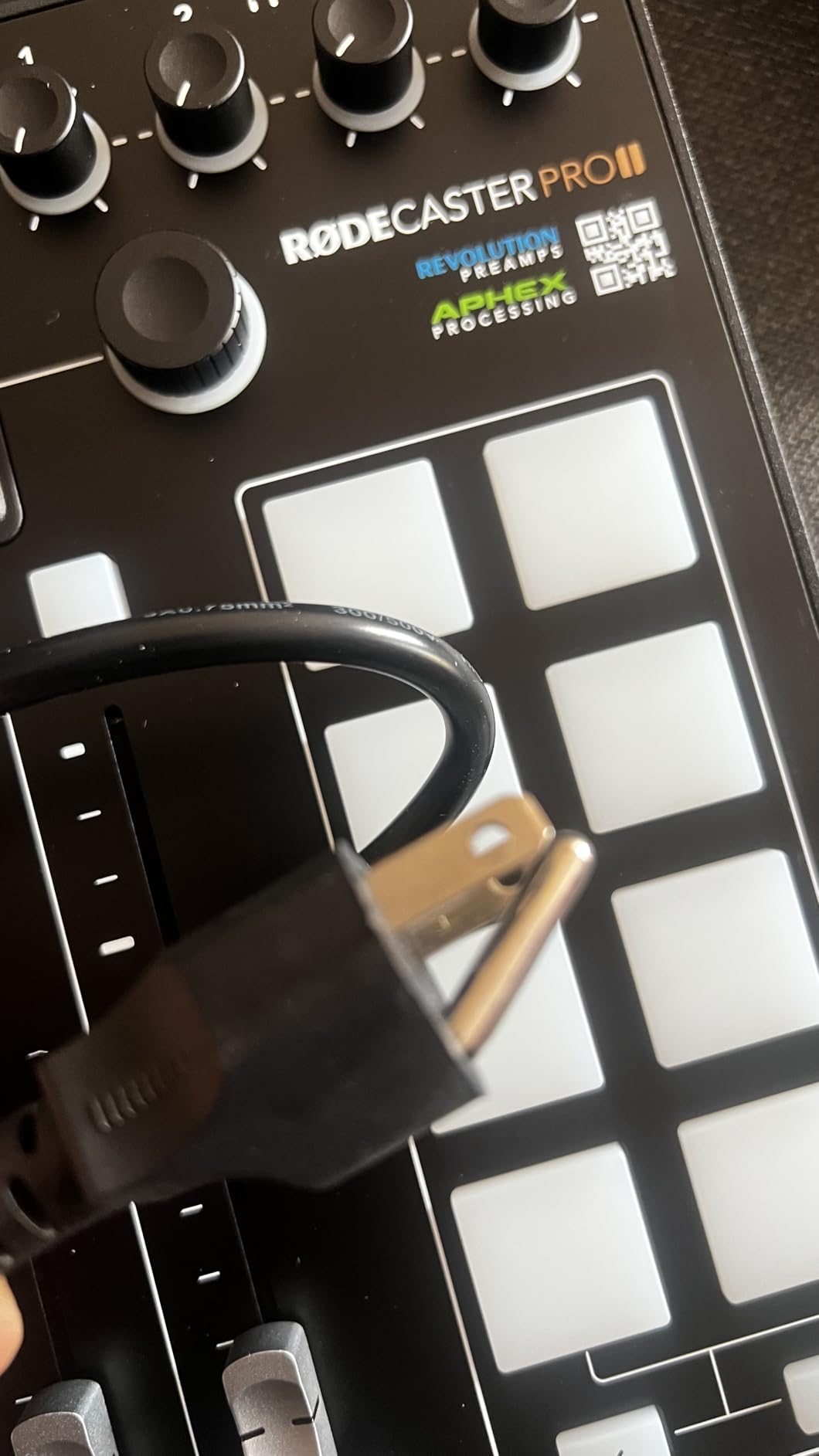 RØDE RØDECaster Pro II All-in-One Production Solution for Podcasting, Streaming, Music Production and Content Creation,Black customer photo 2