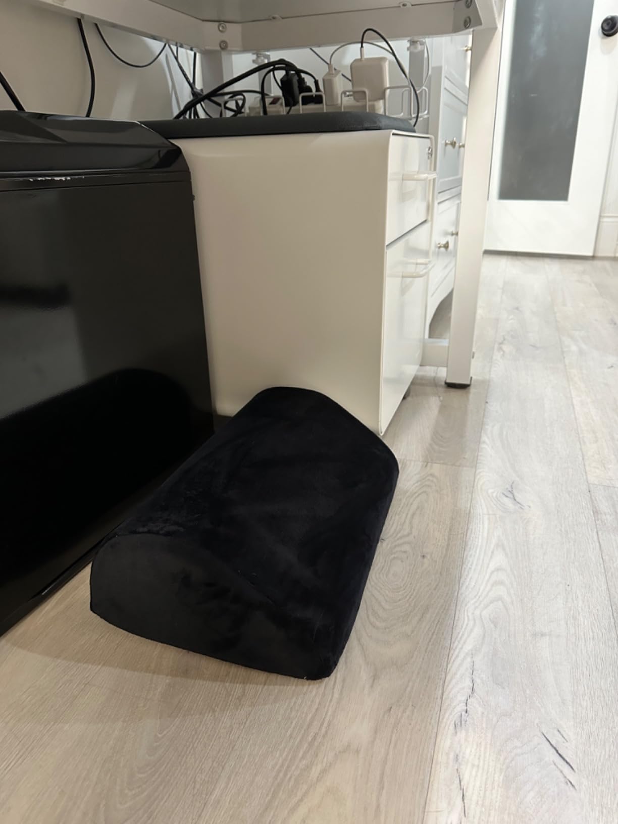 Amazon Basics Foam Foot Rest for Under Desk, Supportive Stool for Home and Office with Washable Cover, 5.1 x 10.2 x 17.3 in, Black customer photo 1