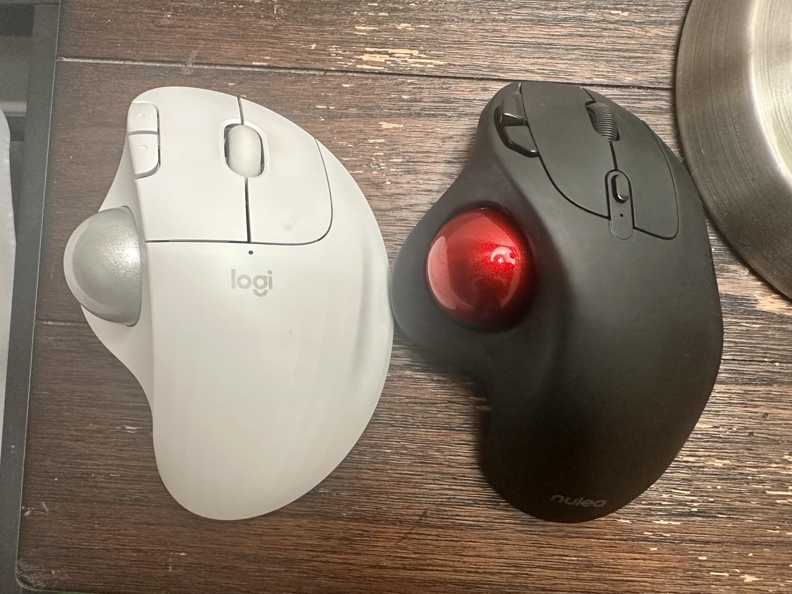 Logitech Ergo M575S Wireless Trackball Mouse, Wireless Ergonomic Mouse with Bluetooth and Encrypted Dongle, Comfortable Thumb Control, Precise and Smooth Tracking, for PC/Mac - Off-White Blue Ball customer photo 1
