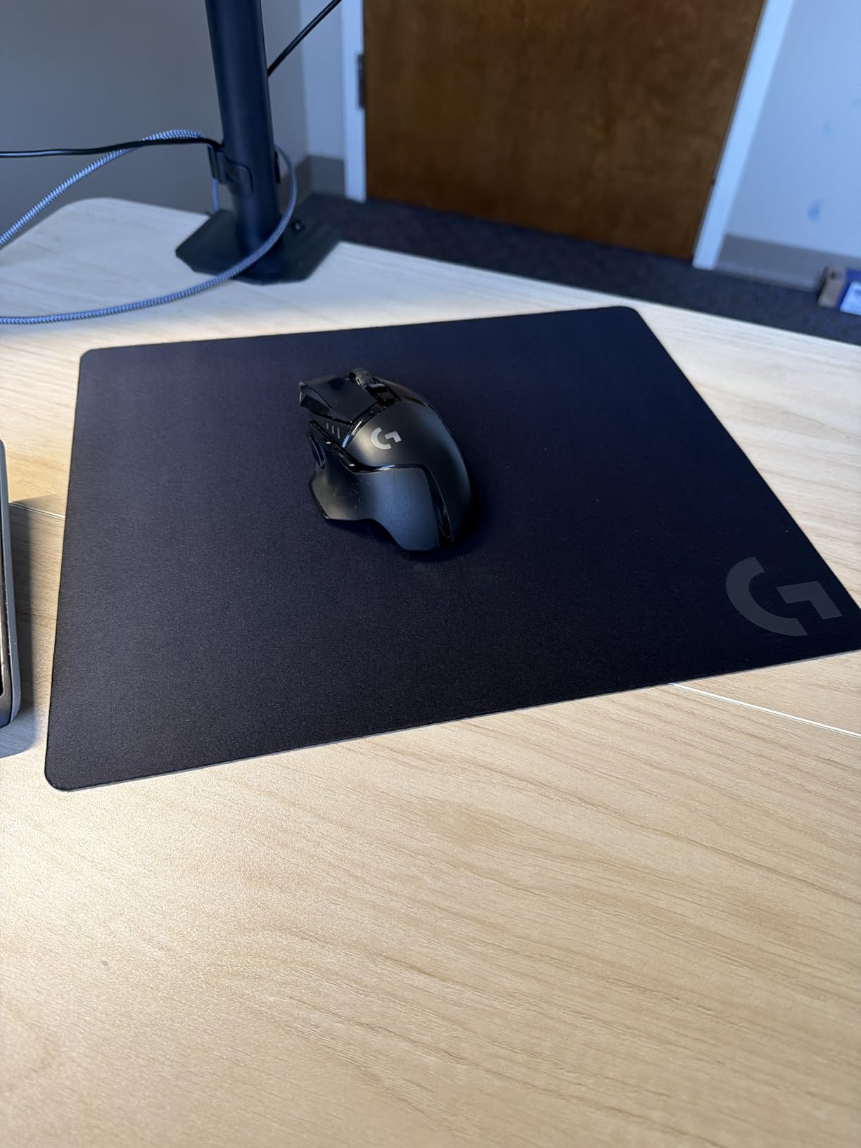 Logitech G840 XL Cloth Gaming Mouse Pad - 0.12 in Thin, Stable Rubber Base, Performance-Tuned Surface - Black customer photo 2