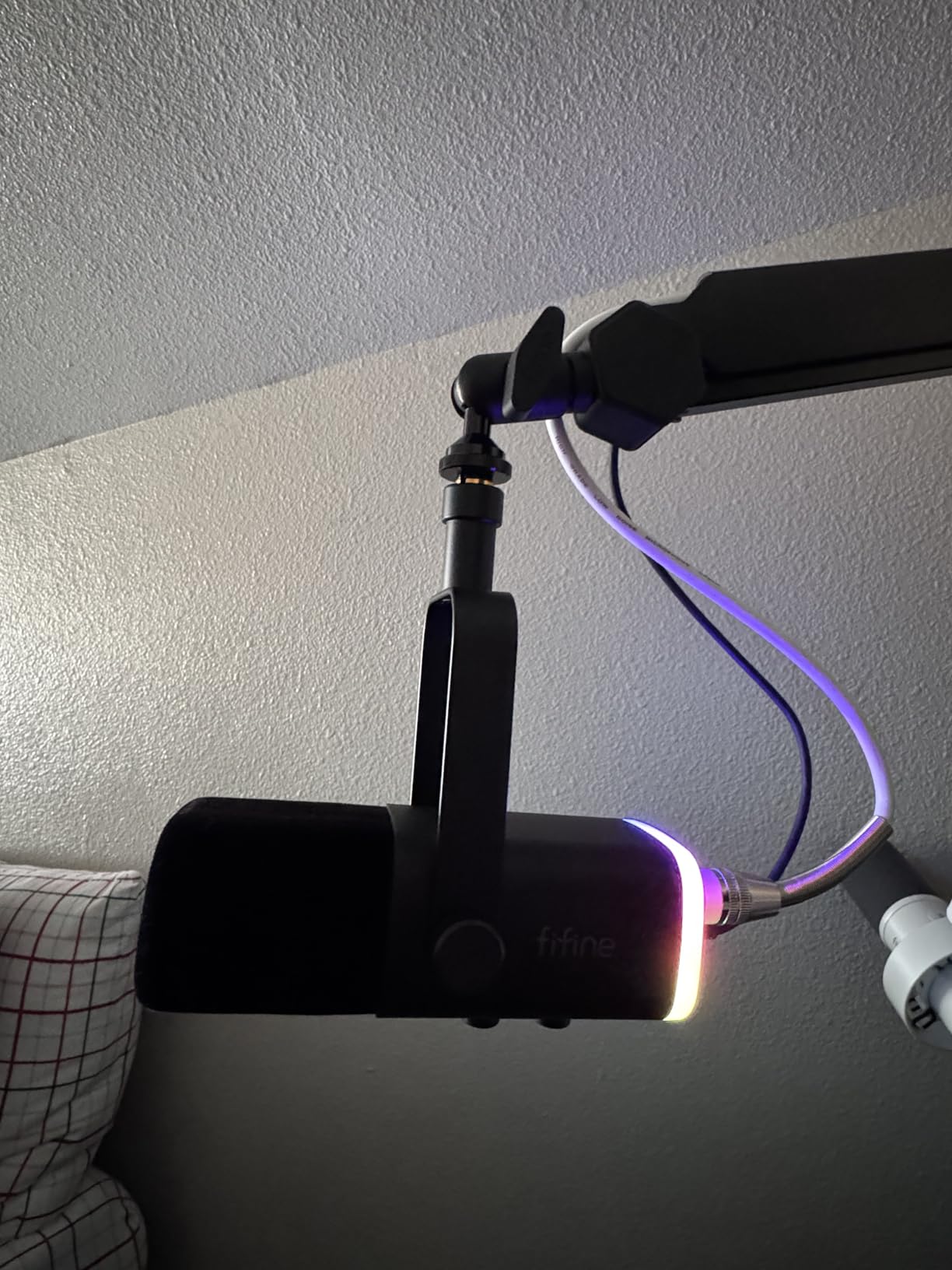 FIFINE USB/XLR Dynamic Microphone for Podcast Recording, PC Computer Gaming Streaming Mic with RGB Light, Mute Button, Headphones Jack, Desktop Stand, Vocal Mic for Singing YouTube-AmpliGame AM8 customer photo 2