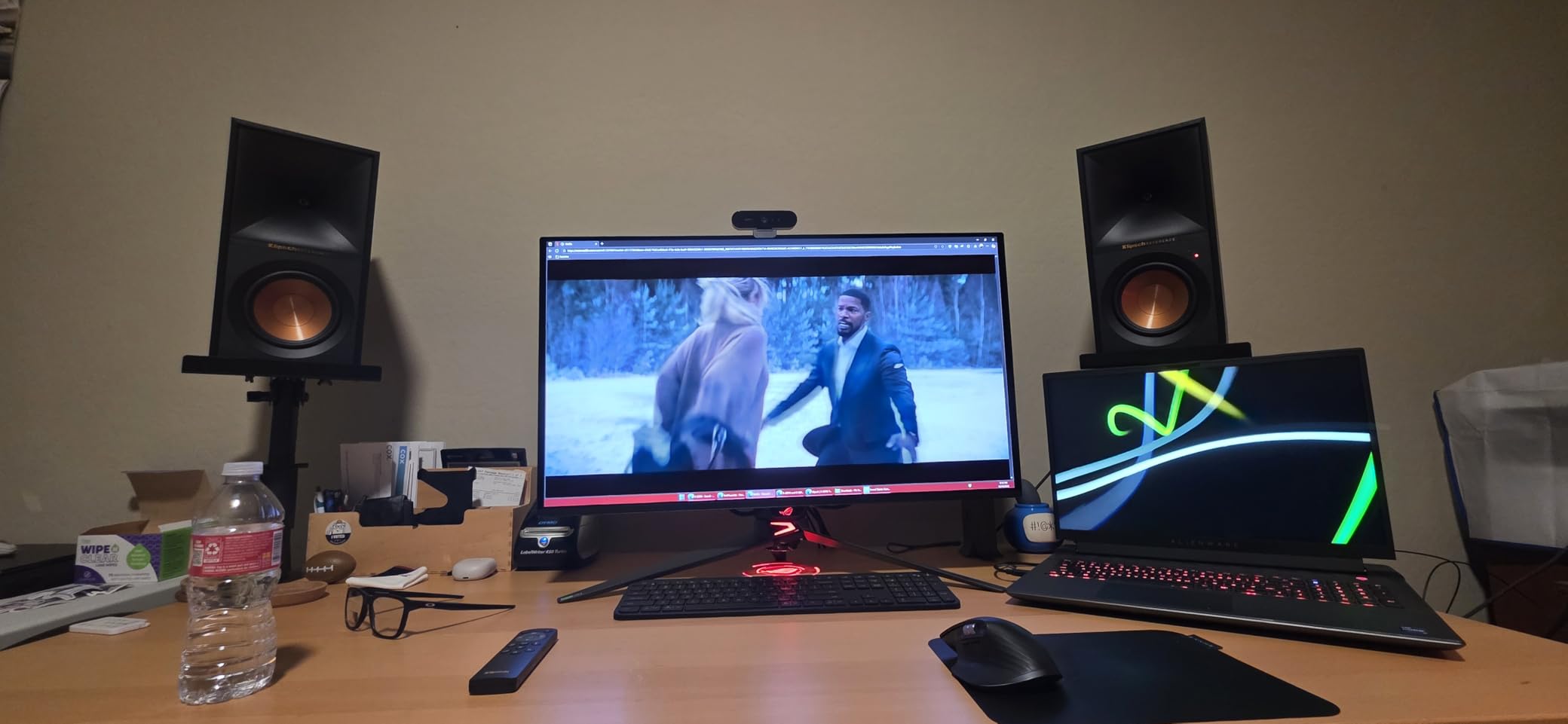 Klipsch Reference R-40PM Powered Bookshelf Speakers - 90-Degree x 90-Degree Tractrix Horn - Linear Travel Suspension - Sleek, Modern Appearance customer photo 2