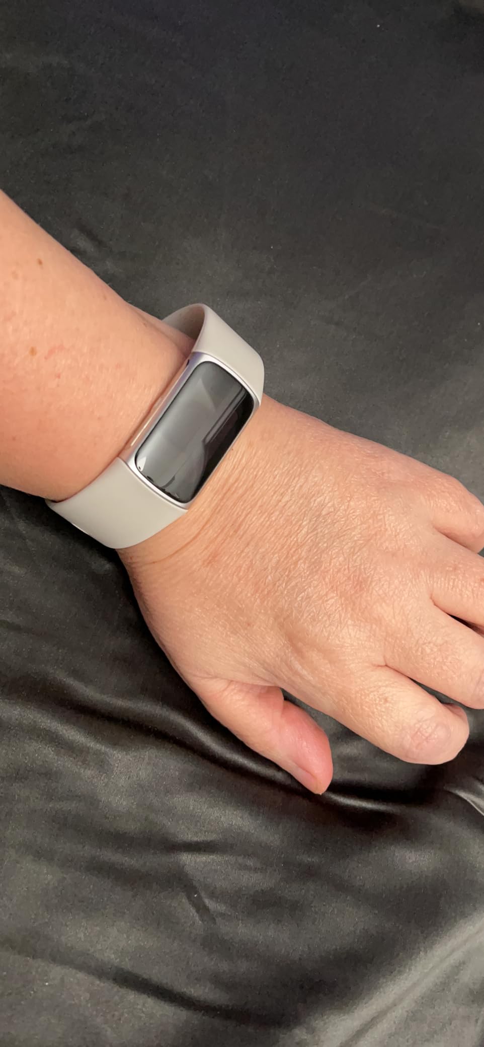 Fitbit Charge 6 Fitness Tracker with Google apps, Heart Rate on Exercise Equipment, 6-Months Premium Membership Included, GPS customer photo 2