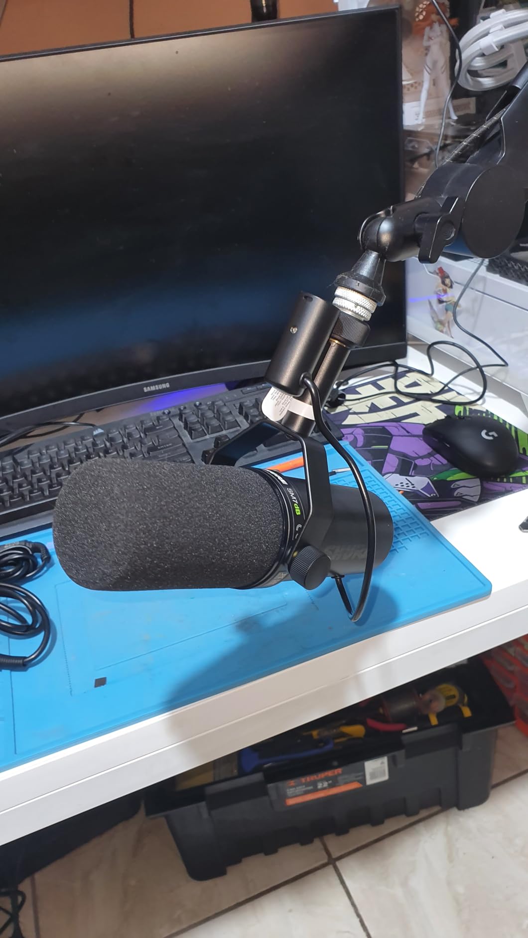 Shure SM7dB Dynamic Vocal Microphone with Built-in Preamp - Studio Mic for Streaming, Podcasting, and Recording - Smooth Sound, Wide Frequency Range, Rugged Build, Windscreen Included, XLR, Black customer photo 2