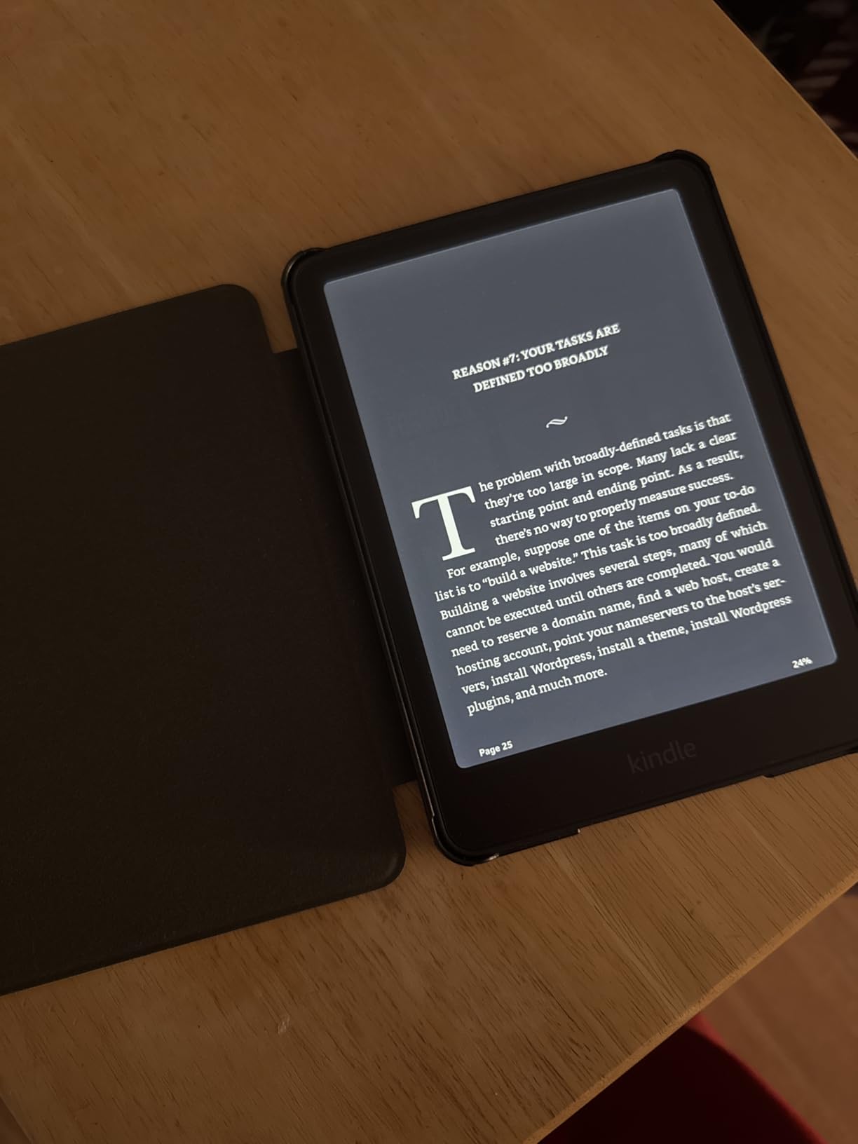 Kindle Paperwhite Signature Edition 32GB (newest model) - 20% faster with auto-adjusting front light, wireless charging, and weeks of battery life - Metallic Raspberry customer photo 2