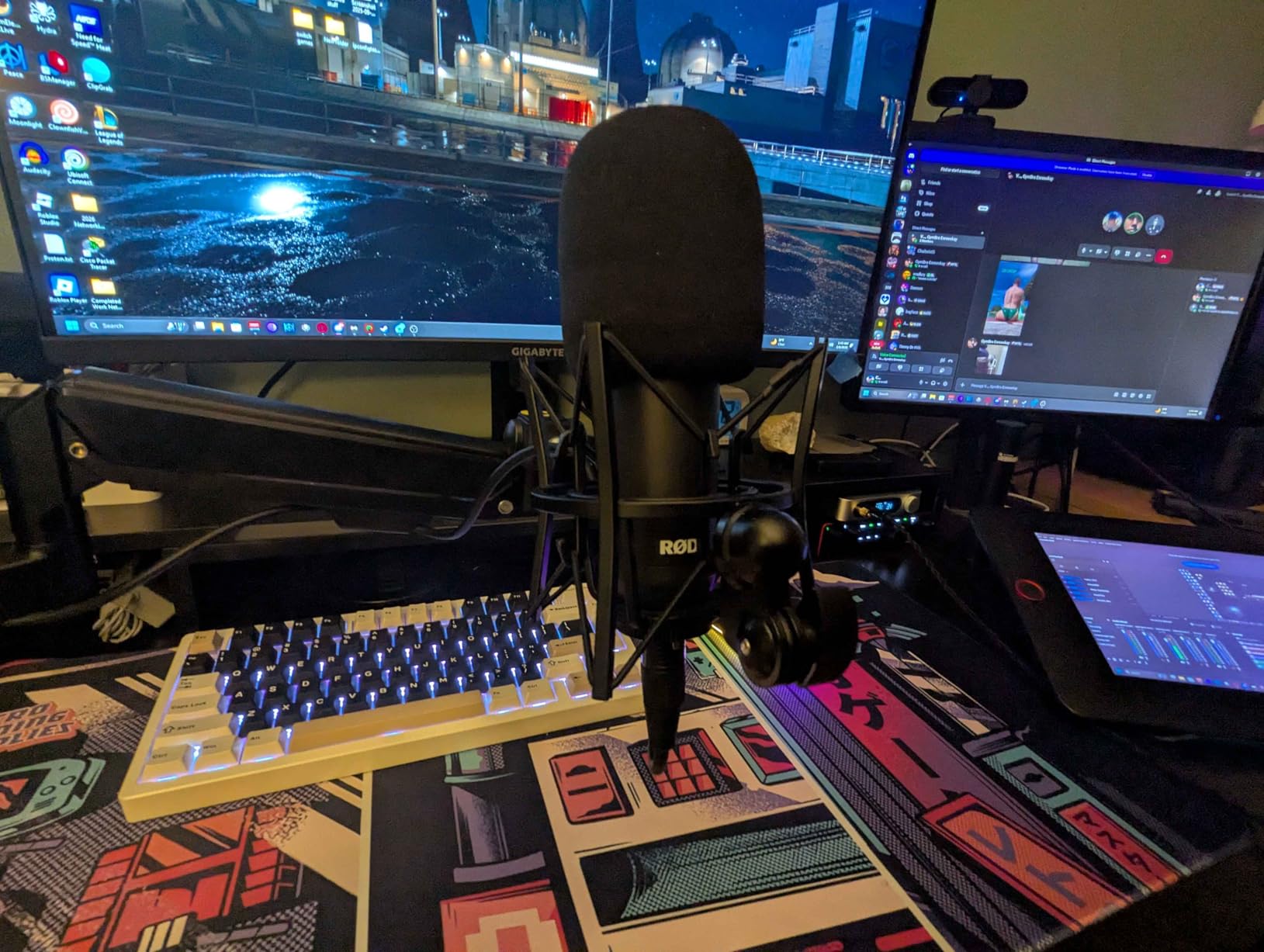 RODE NT1 Signature Series Large-Diaphragm Condenser Microphone with Shock Mount, Pop Filter and XLR Cable for Music Production, Vocal Recording, Streaming and Podcasting (Black) customer photo 1