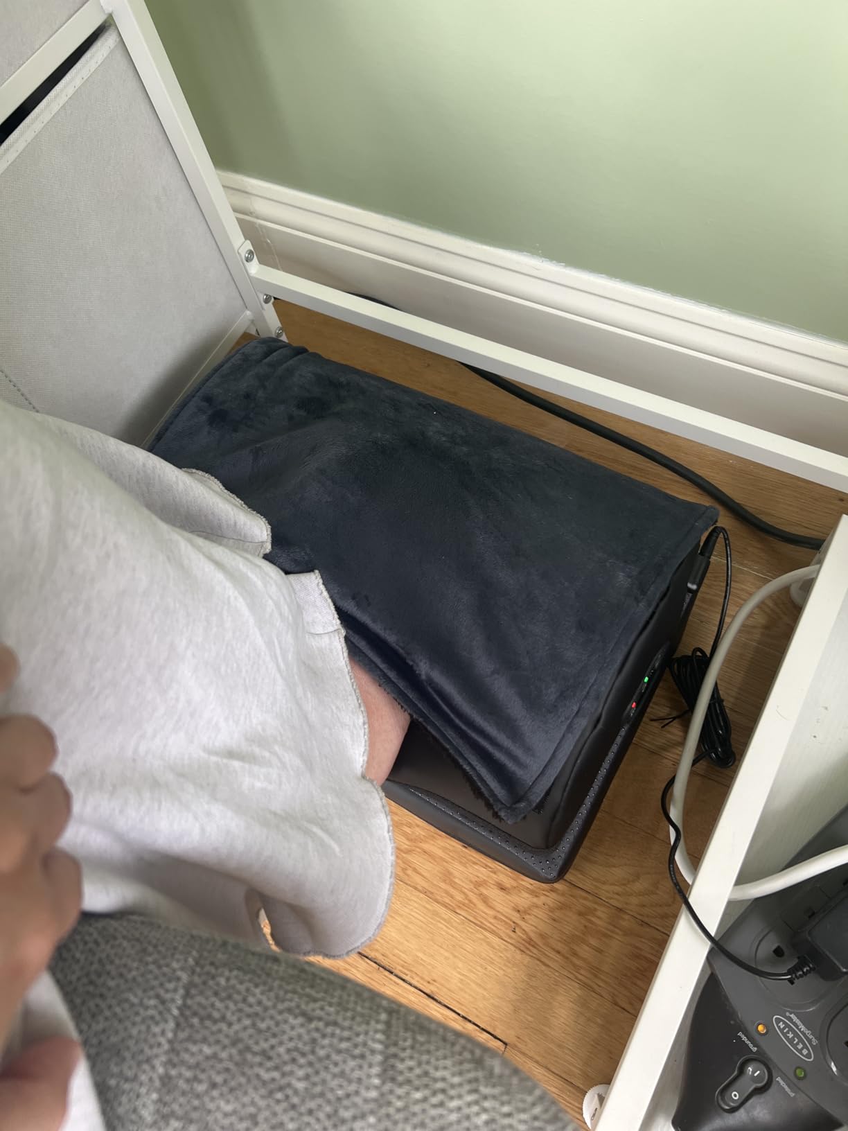 Heated Foot Rest Under Desk at Work, Ergonomic Desk Footrest with Vibrating Massage and Adjustable Height, Foot Warmer with Pocket, 3 Vibration Modes & 2 Heating Levels, Memory Foam, Office Home Gaming customer photo 1