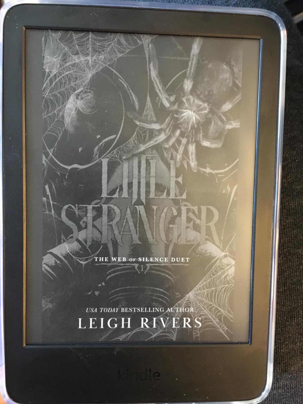 Kindle 16 GB (newest model) - Lightest and most compact Kindle, now with faster page turns, and higher contrast ratio, for an enhanced reading experience - Matcha customer photo 2