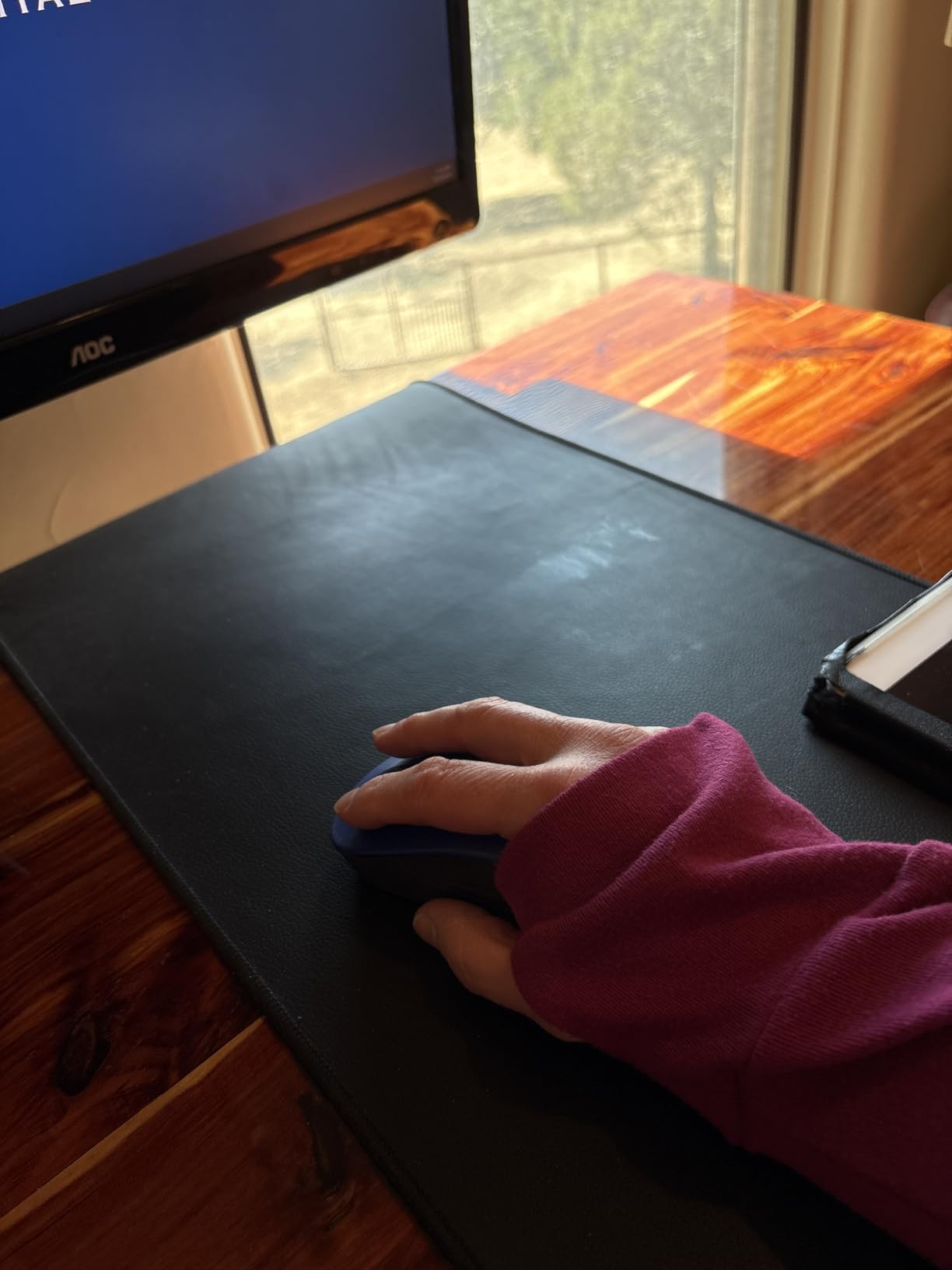 Signature M550 L Full Size Wireless Mouse - for Large Sized Hands, 2-Year Battery, Silent Clicks, Bluetooth, Multi-Device Compatibility - Black customer photo 1