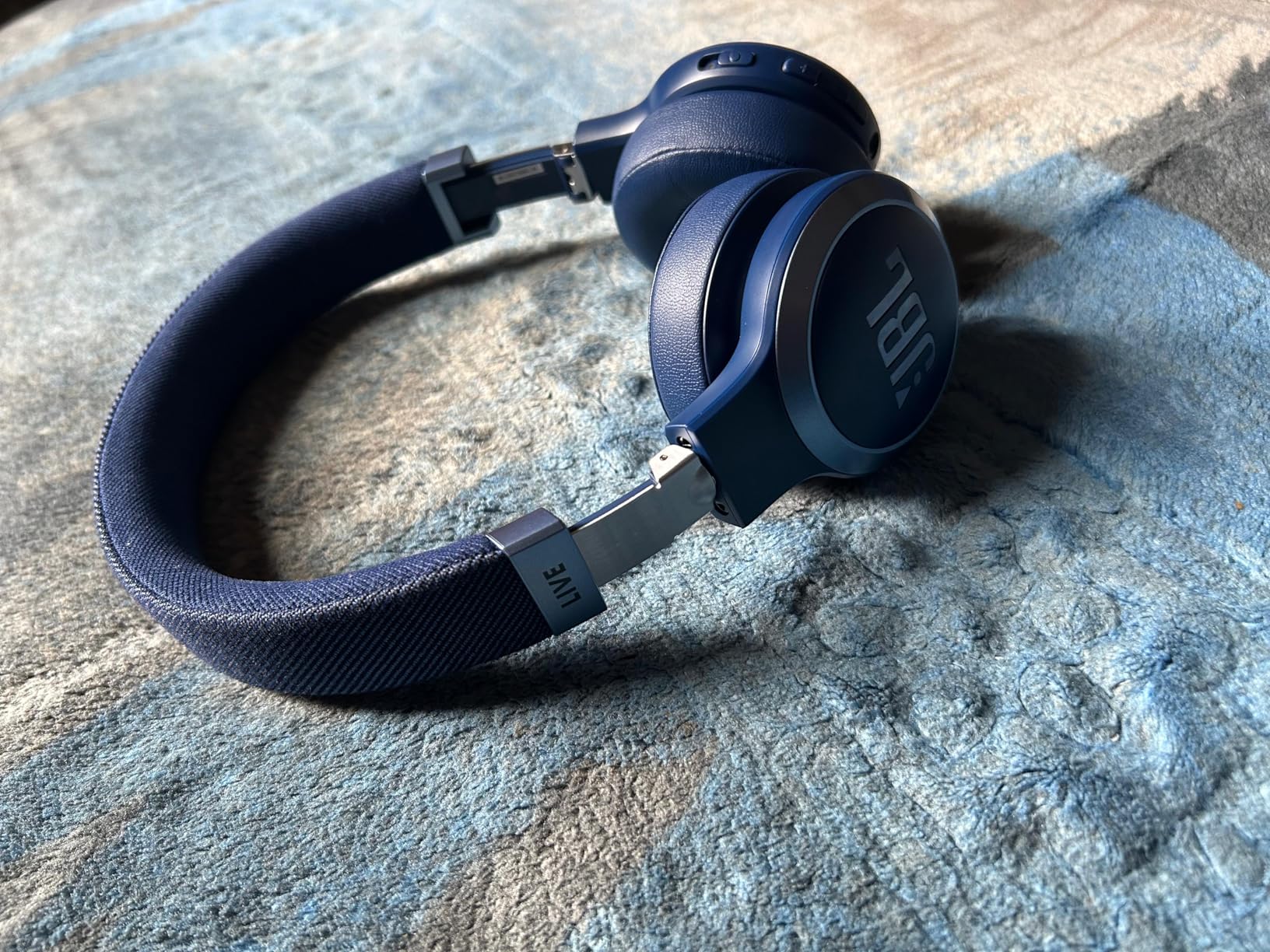 JBL Live 670NC - Wireless On-Ear Headphones with Adaptive Noise Cancelling with Smart Ambient, Up to 65H Battery Life with Speed Charge, Lightweight, Comfortable and Foldable Design (Black) customer photo 1