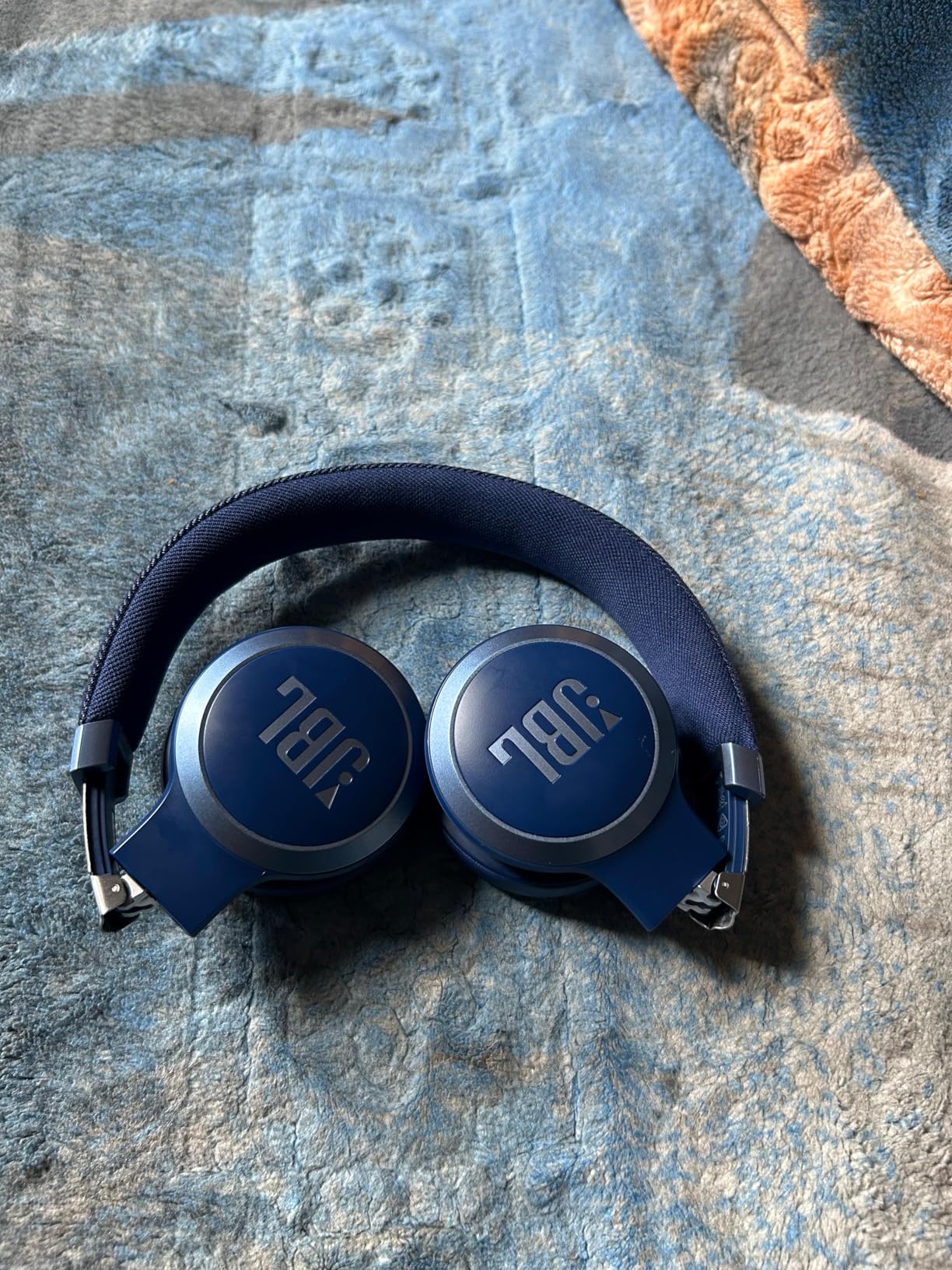 JBL Live 670NC - Wireless On-Ear Headphones with Adaptive Noise Cancelling with Smart Ambient, Up to 65H Battery Life with Speed Charge, Lightweight, Comfortable and Foldable Design (Black) customer photo 2