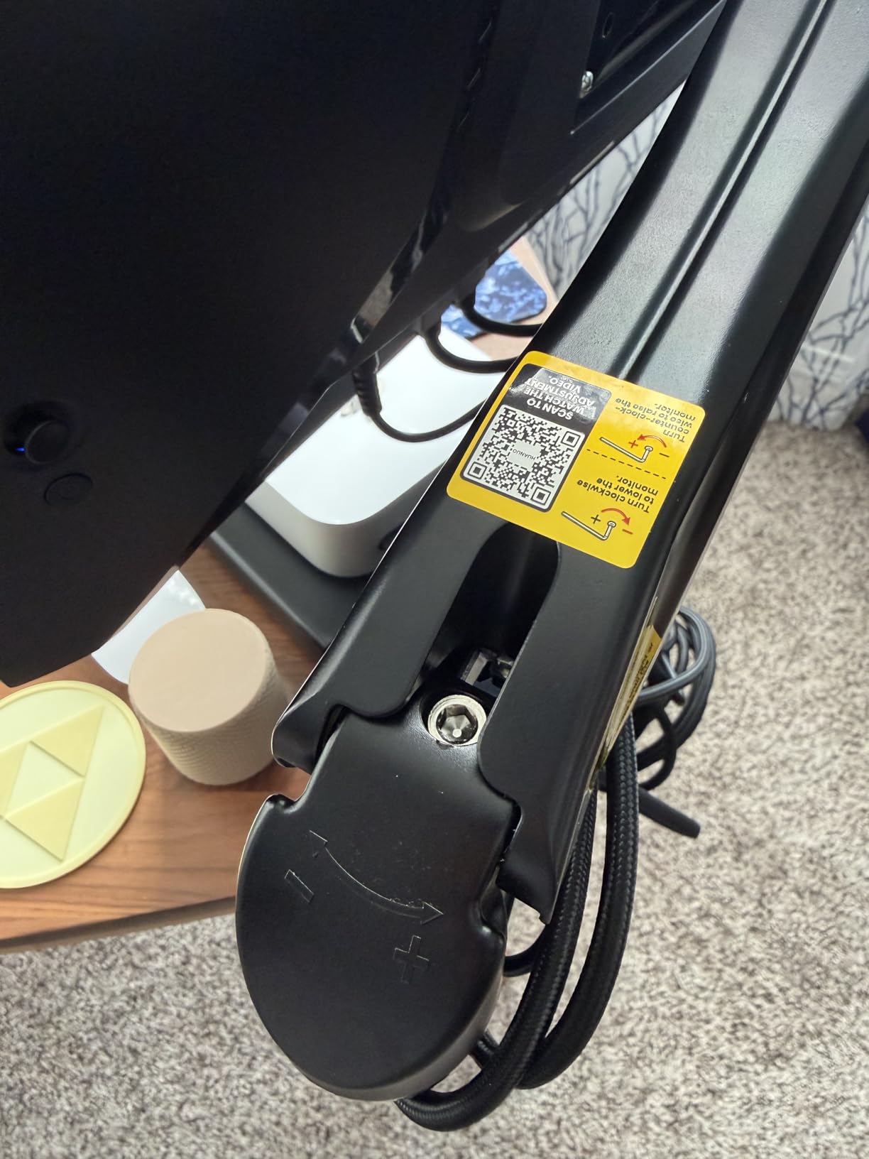 HUANUO Single Monitor Mount, 13 to 32 Inch Gas Spring Monitor Arm, Adjustable Stand, Vesa Mount with Clamp and Grommet Base - Fits 4.4 to 19.8lbs LCD Computer Monitors customer photo 1