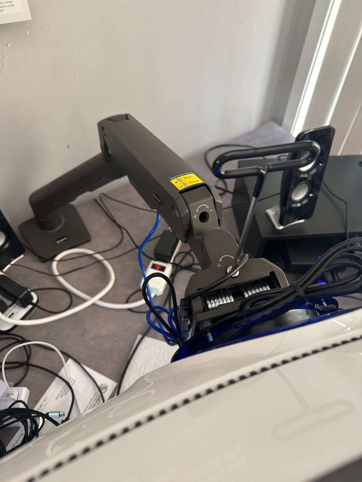 HUANUO Heavy Duty Monitor Arm for 13 to 49 inch Screens up to 35 lbs, Aluminum Ultrawide Screen Arm for Samsung Odyssey G9 and More, Fully Adjustable Monitor Stand for Desk, VESA 75mm or 100mm, Black customer photo 1