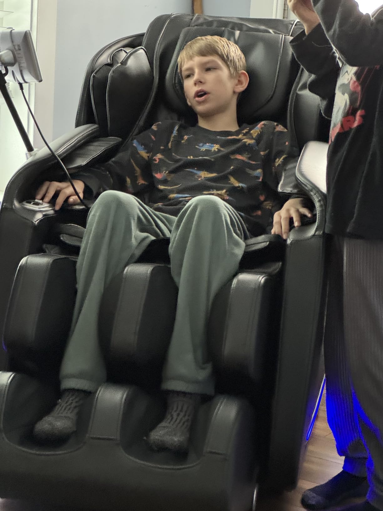 Real Relax 2026 Massage Chair Full Body,Zero Gravity SL-Track Shiatsu Massage Recliner with Upgraded Phone Controller and Holder,APP Control,Child Lock,Pause Button and Led Light customer photo 2
