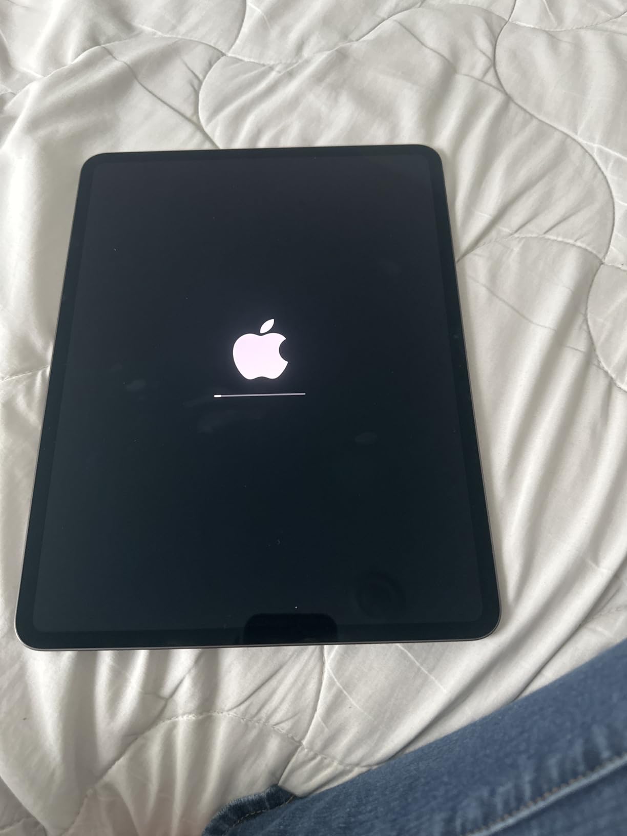 iPad Pro 13-Inch (M4): Built for Apple Intelligence, Ultra Retina XDR Display, 512GB, 12MP Front/Back Camera, LiDAR Scanner, Wi-Fi 6E, Face ID, All-Day Battery Life - Space Black customer photo 1