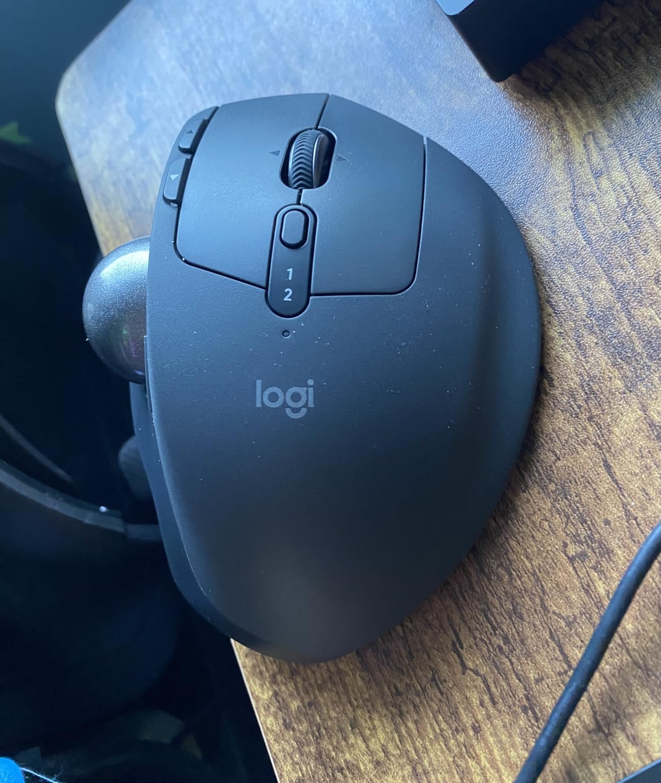 Logitech MX Ergo S Advanced Wireless Trackball Mouse, USB-C Rechargeable Wireless Ergonomic Mouse with Bluetooth and Encrypted Dongle, 6 Programmable Buttons, for PC/Mac - Graphite customer photo 1