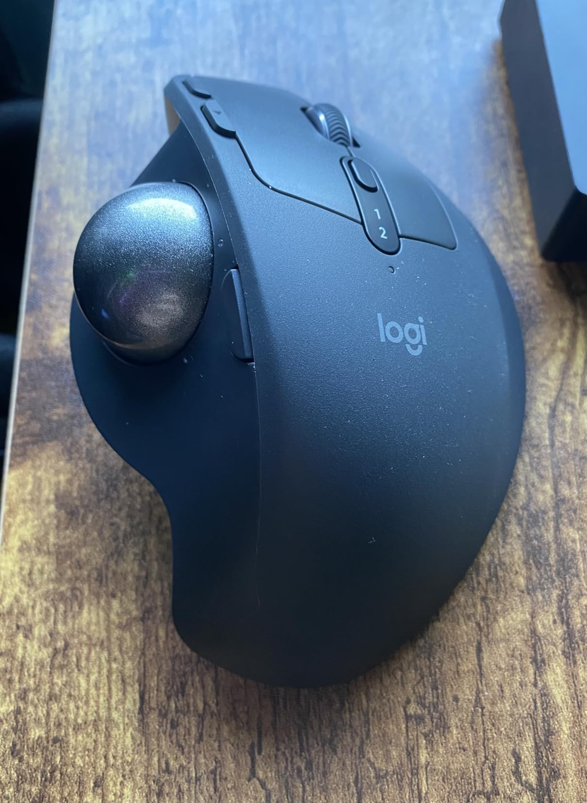 Logitech MX Ergo S Advanced Wireless Trackball Mouse, USB-C Rechargeable Wireless Ergonomic Mouse with Bluetooth and Encrypted Dongle, 6 Programmable Buttons, for PC/Mac - Graphite customer photo 2