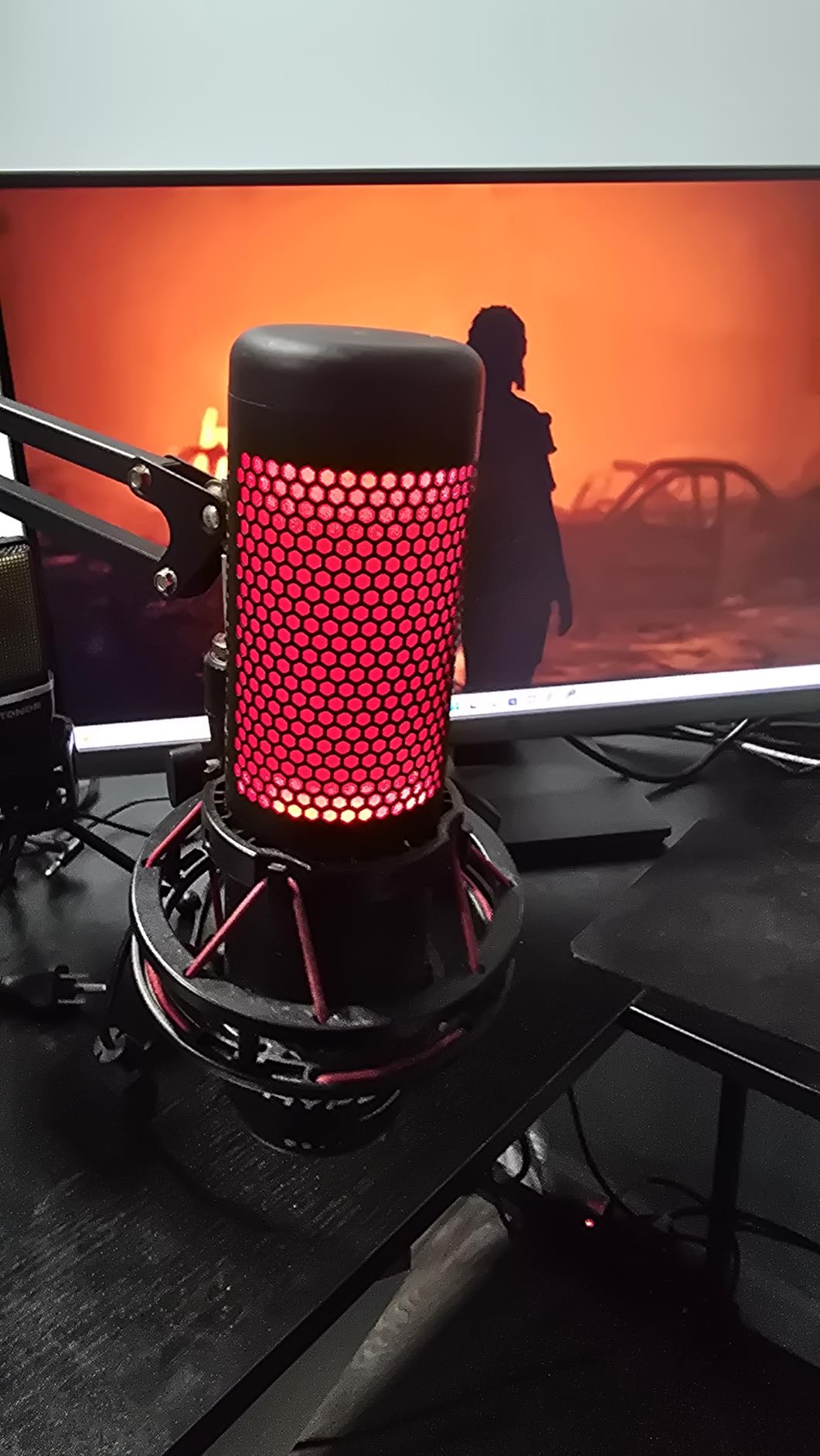 HyperX QuadCast 2 - USB Microphone for Gaming, Streaming and Podcasting, with On-Board Controls, LED Lighting, Removable Shock Mount, PC, Mac, PS5, PS4, USB-C - Black customer photo 1