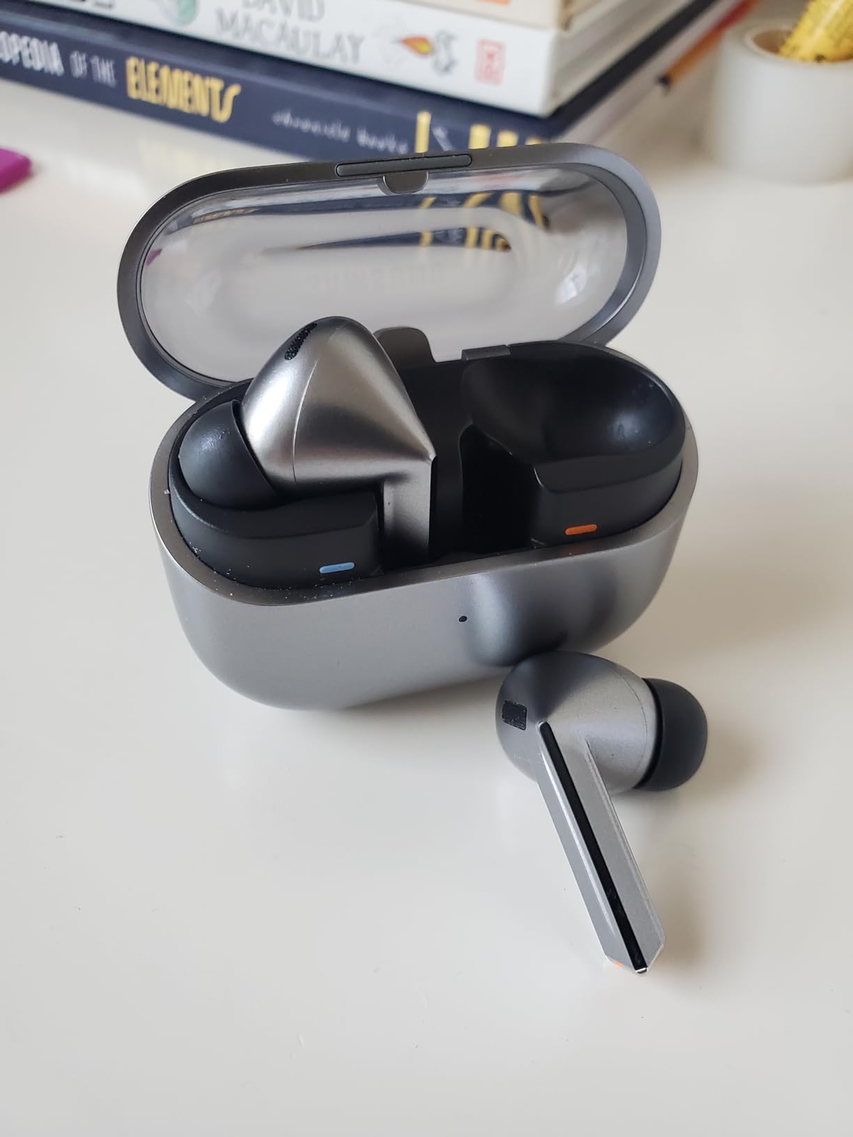 Galaxy Buds 3 Pro AI True Wireless Bluetooth Earbuds, Noise Cancelling, Sound Optimization, Redesigned Comfort Fit, Silver [US Version, Amazon Exclusive, 2Yr Warranty] customer photo 2