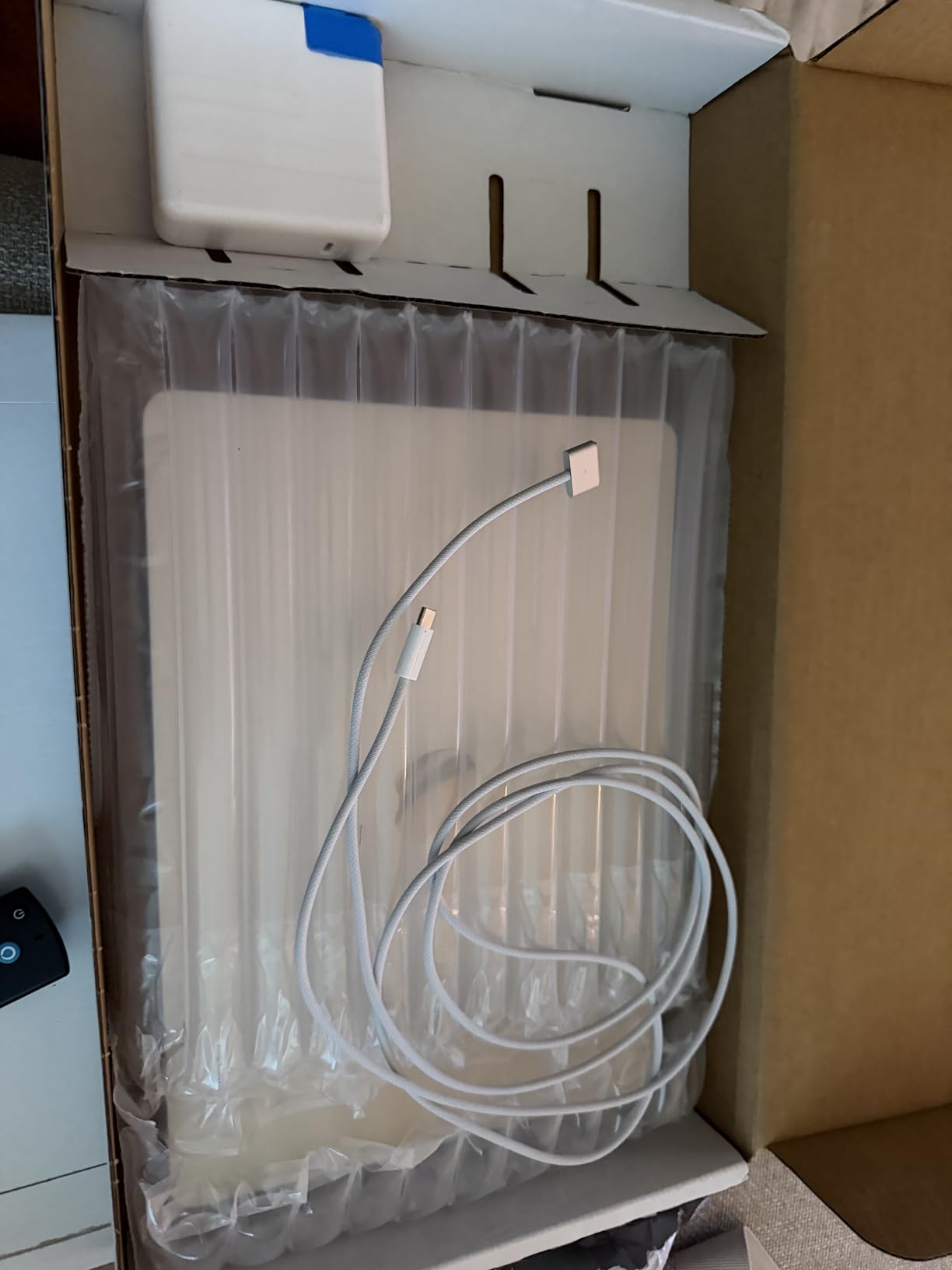 Apple 2024 MacBook Air with Apple M3 Chip, 13-inch, 16GB RAM, 512GB SSD Storage Midnight (Renewed) customer photo 1