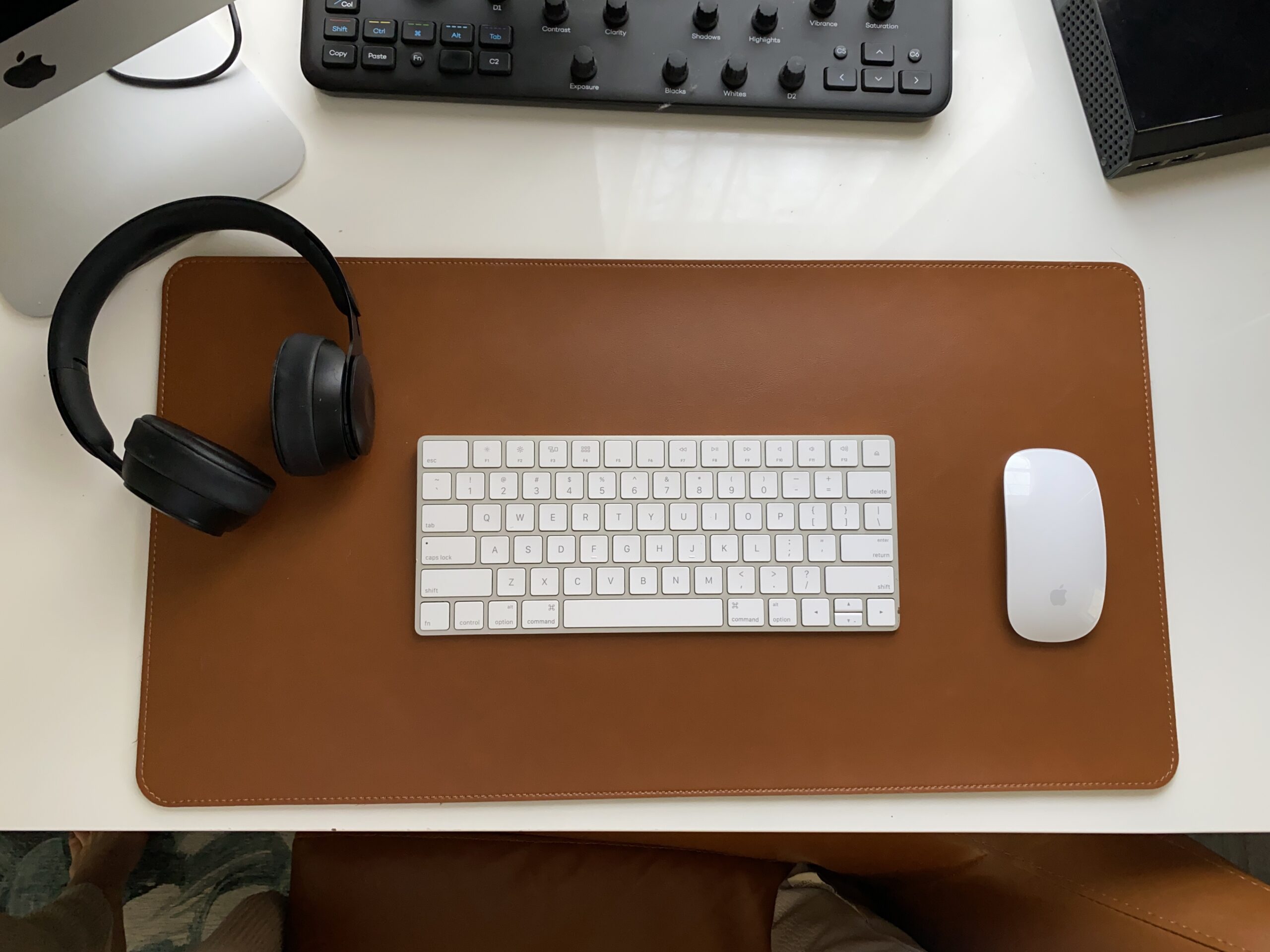 Satechi Vegan Leather Desk Mat, Large Mouse Pad Scratch and Water Resistant, Easy to Clean, Desk Pad for Office and Home, 26.8