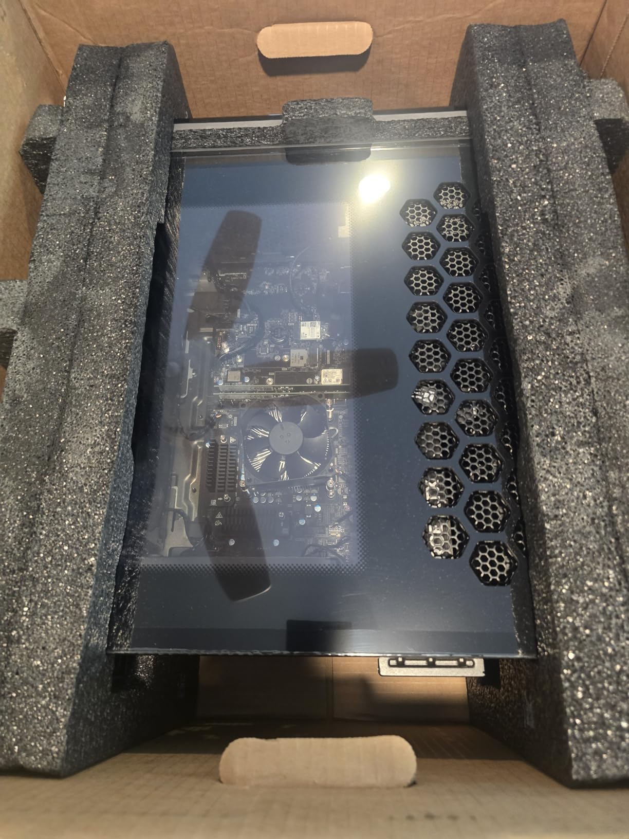 Alienware Aurora Gaming Desktop ACT1250 - Intel Core Ultra 7 265F, 32GB DDR5 RAM, 1TB SSD, NVIDIA GeForce RTX 5070, 1000W Platinum Rated PSU, Windows 11 Home, Clear Panel - Black customer photo 1