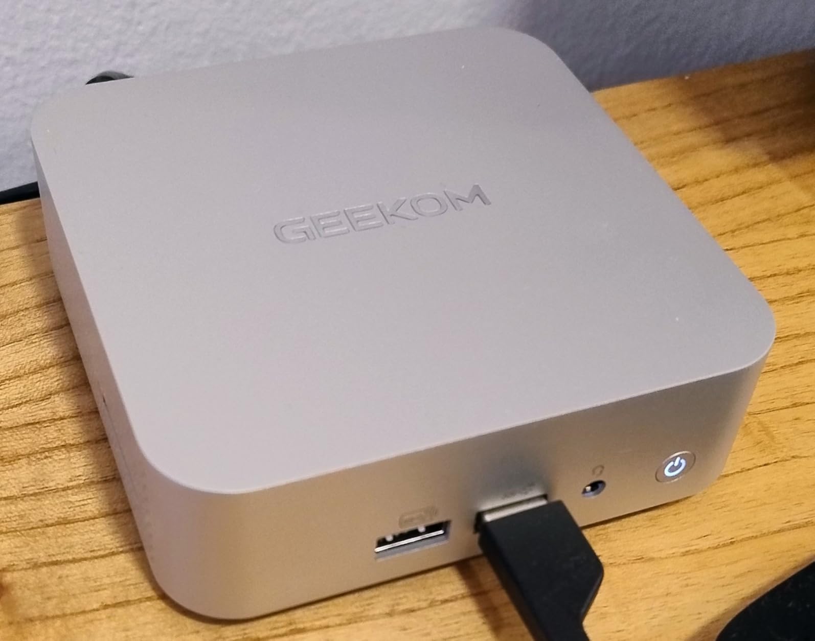 GEEKOM A6 Mini PC with AMD Ryzen 7 6800H, 16GB DDR5 RAM (Upgradable), 1TB PCIe 4.0 NVMe SSD, Compact Aluminium Design Windows 11 Pro Desktop Computer with USB4/8K/Wi-Fi 6E/BT 5.2/SD Slot customer photo 2