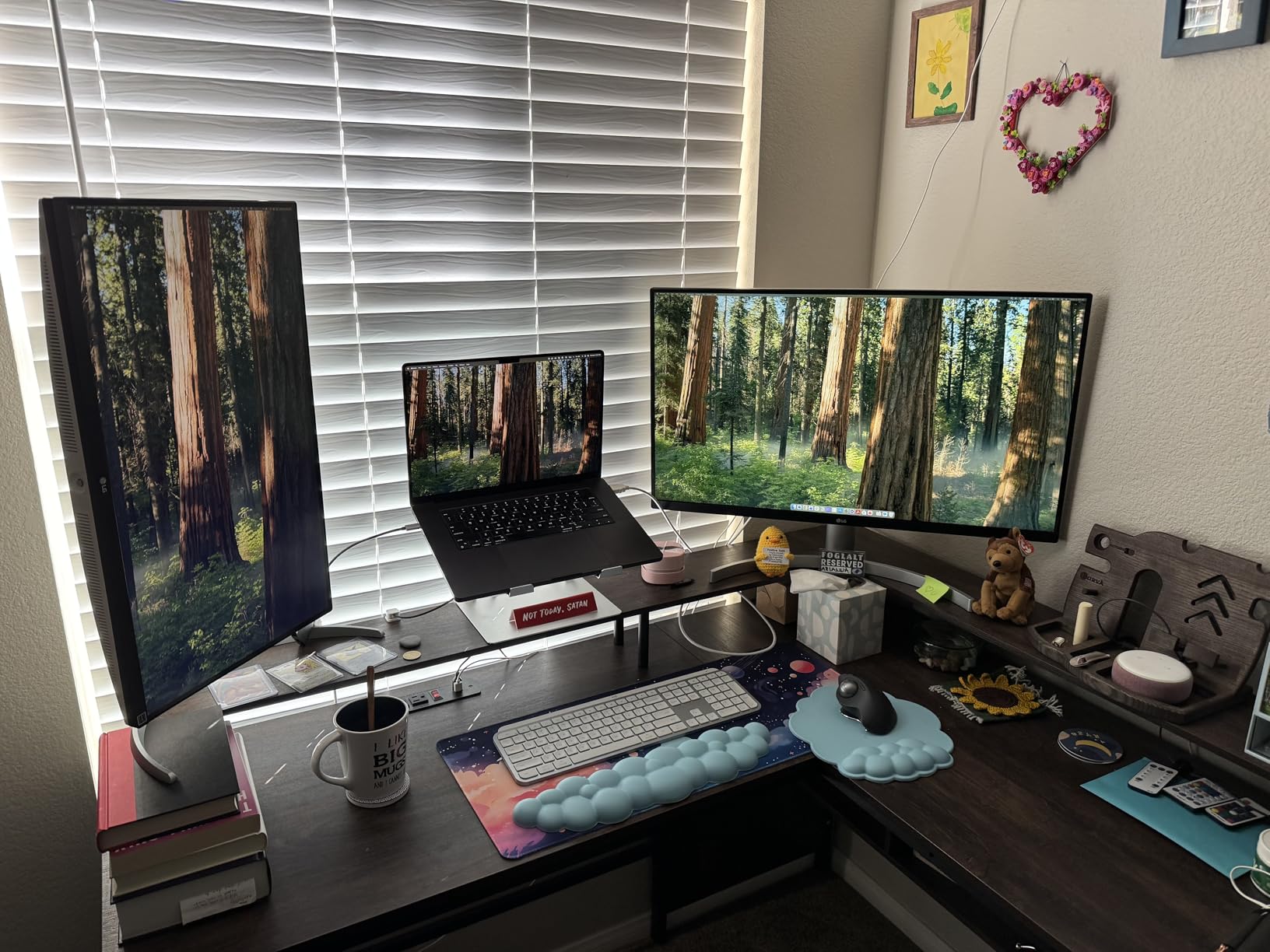 LG 27UP650K-W 27-inch Ultrafine 4K UHD (3840 x 2160) IPS Computer Monitor, 60Hz, 5ms, DisplayHDR 400, Reader Mode, Flicker Safe, HDMI, DisplayPort, Tilt/Height/Pivot Adjustable Stand, White customer photo 2