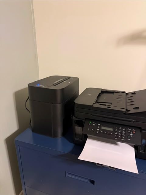 Staples 12-Sheet Micro-Cut Paper Shredder, High-Security, Shreds Credit Cards, for Home & Office, Anti-Jam, Black customer photo 1