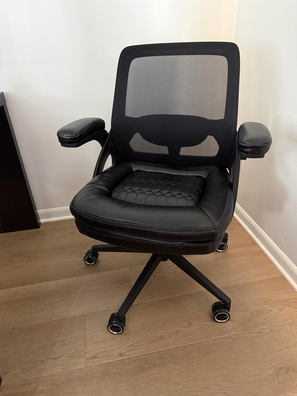 Big and Tall Office Chair, 500lbs Mesh Heavy Duty Ergonomic Desk Chair with Flip-up Armrests, Plus Size Wide Seat in PU Leather, 360 Swivel Computer Executive Task Chair for Home Office (Black) customer photo 1