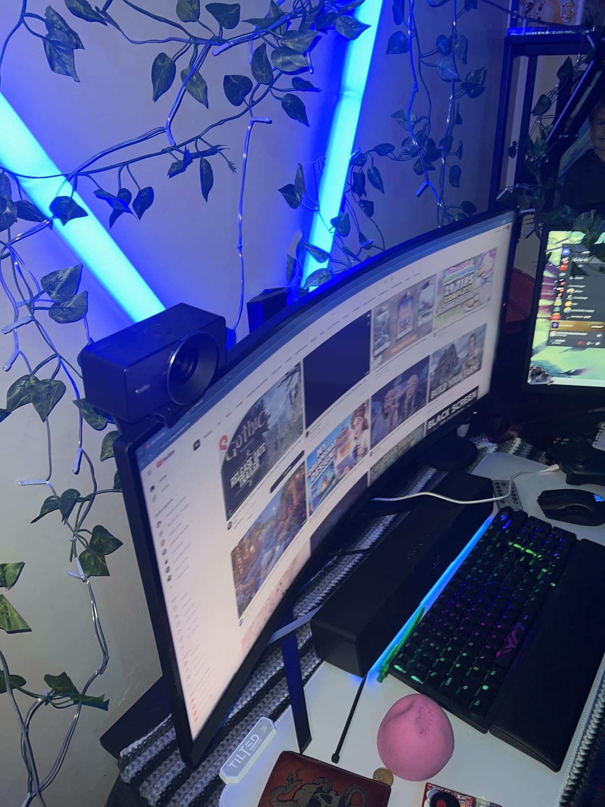 Elgato Facecam 4K - 4K60 Studio Webcam, DSLR-Like Control, Cinematic Effects, 49mm Lens Filters, HDR, Uncompressed Video, Optimized Focus Area | USB-C for PC & Mac customer photo 2