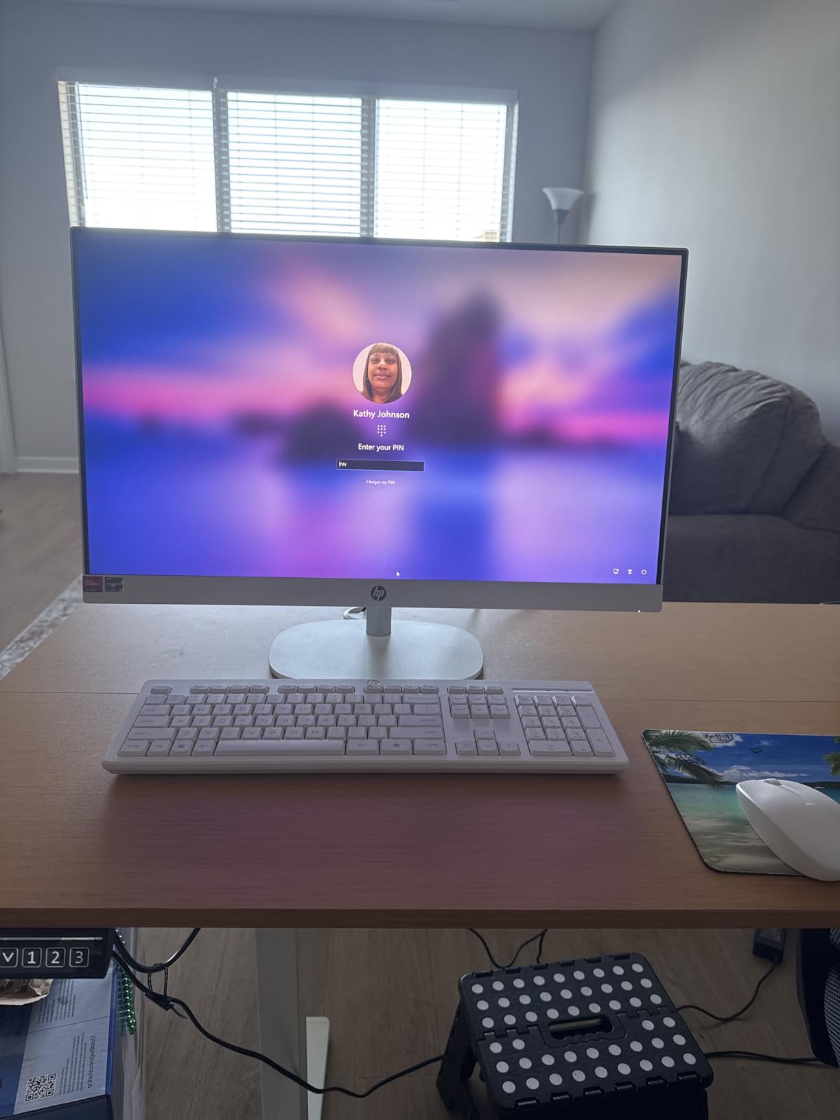 HP 27 inch All-in-One Desktop PC, FHD Touchscreen, AMD Ryzen 5 7520U, 16 GB RAM, 1 TB SSD, AMD Radeon Graphics, Built-in-Speaker, Windows 11 Pro customer photo 1